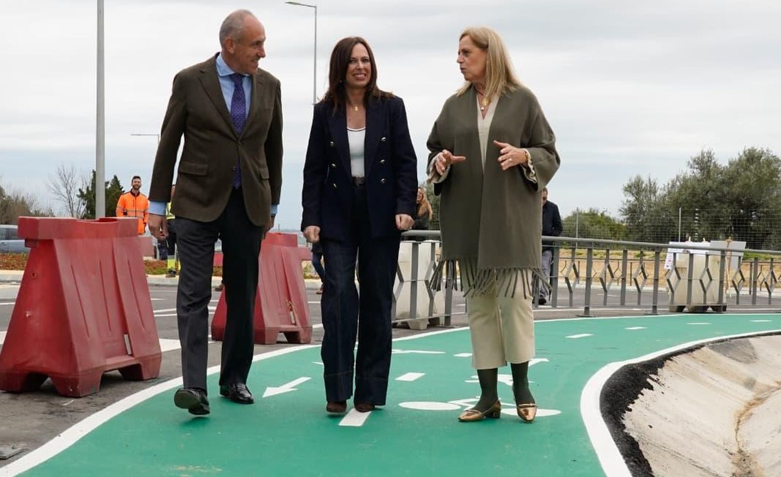 La consejera en la nueva vía ciclopeatonal entre Tomares, Castilleja de la Cuesta y Bormujos
