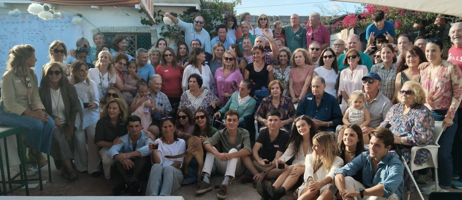 La familia Sánchez-Ferragut, descendientes de las ramas de Jesús, Julián, Pepe y Ramón Sanchez-Ferragut Gómez, durante la reunión familiar anual celebrada este año con una comida campestre, en Chiclana de la Frontera. La familia Sánchez-Ferragut, descendientes de las ramas de Jesús, Julián, Pepe y Ramón Sanchez-Ferragut Gómez, durante la reunión familiar anual celebrada este año con una comida campestre, en Chiclana de la Frontera.
