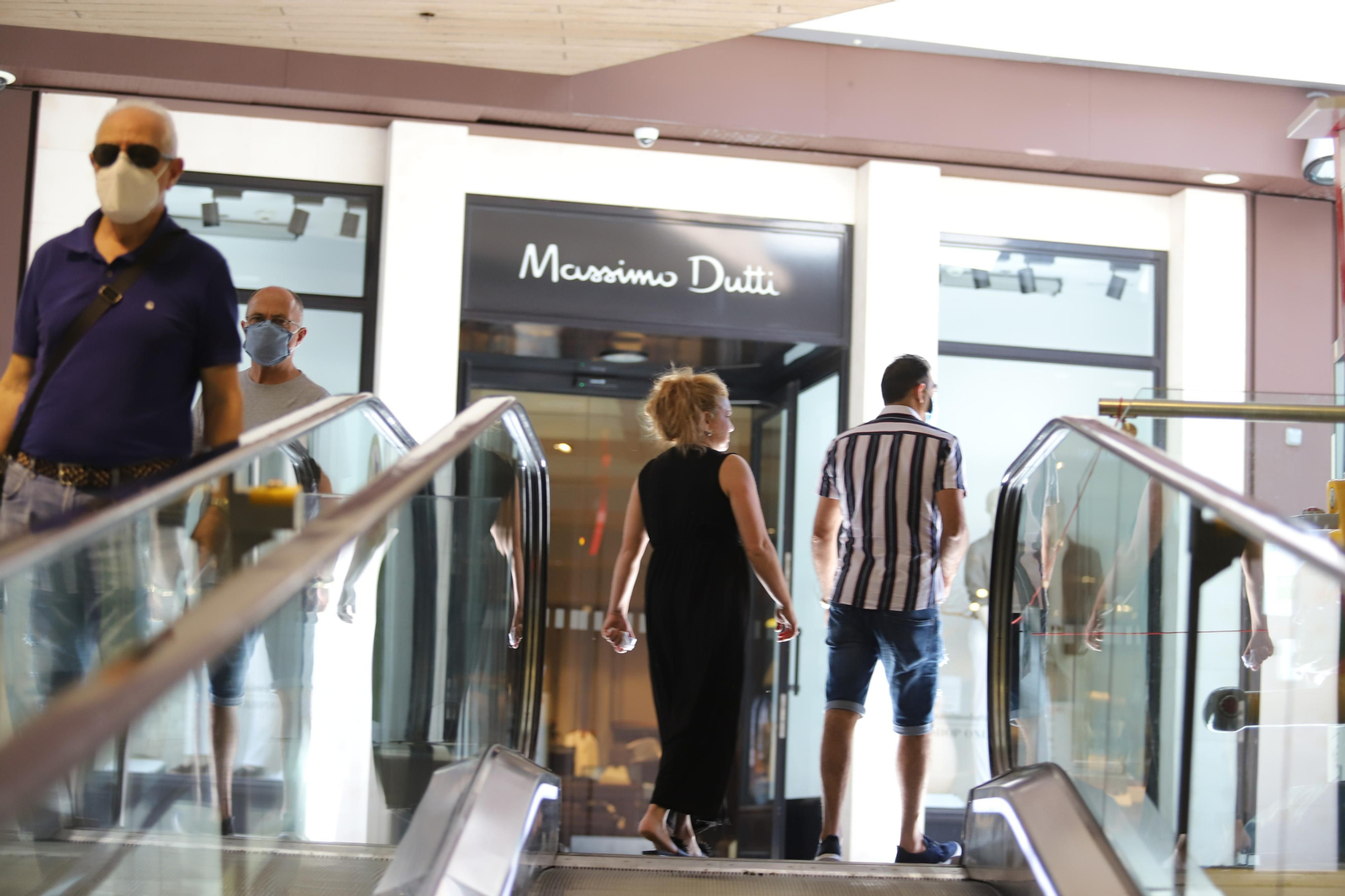 Imágenes de la apertura en la fase dos de la desescalada del centro comercial Holea en Huelva