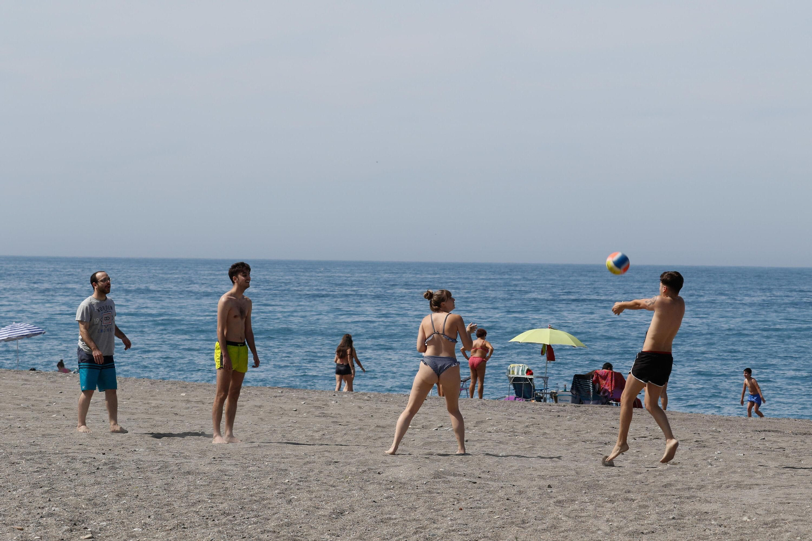 Un grupo de amigos juega en la playa en una imagen de archivo.