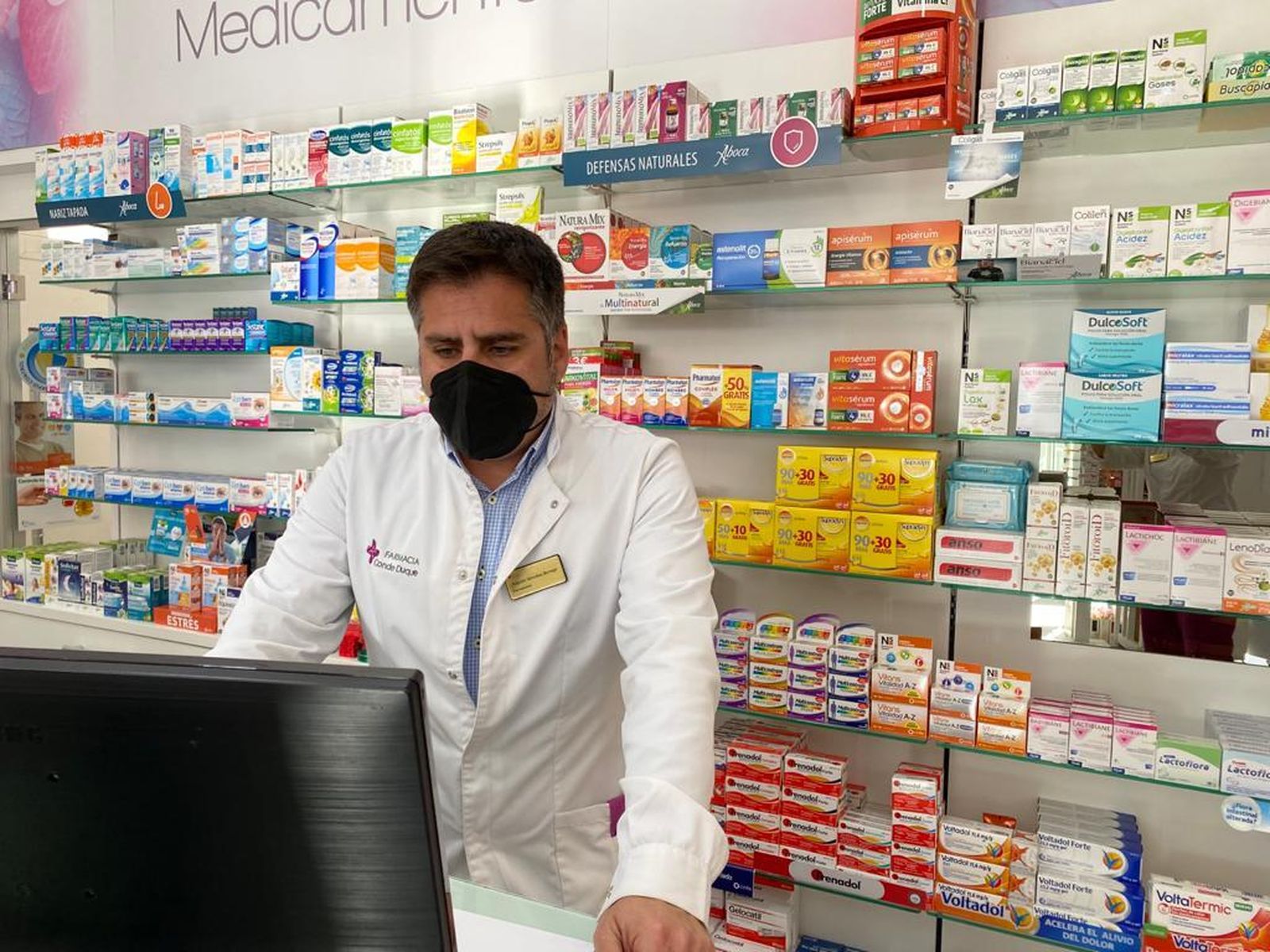 Augusto González rellena una incidencia en su farmacia en Olivares.