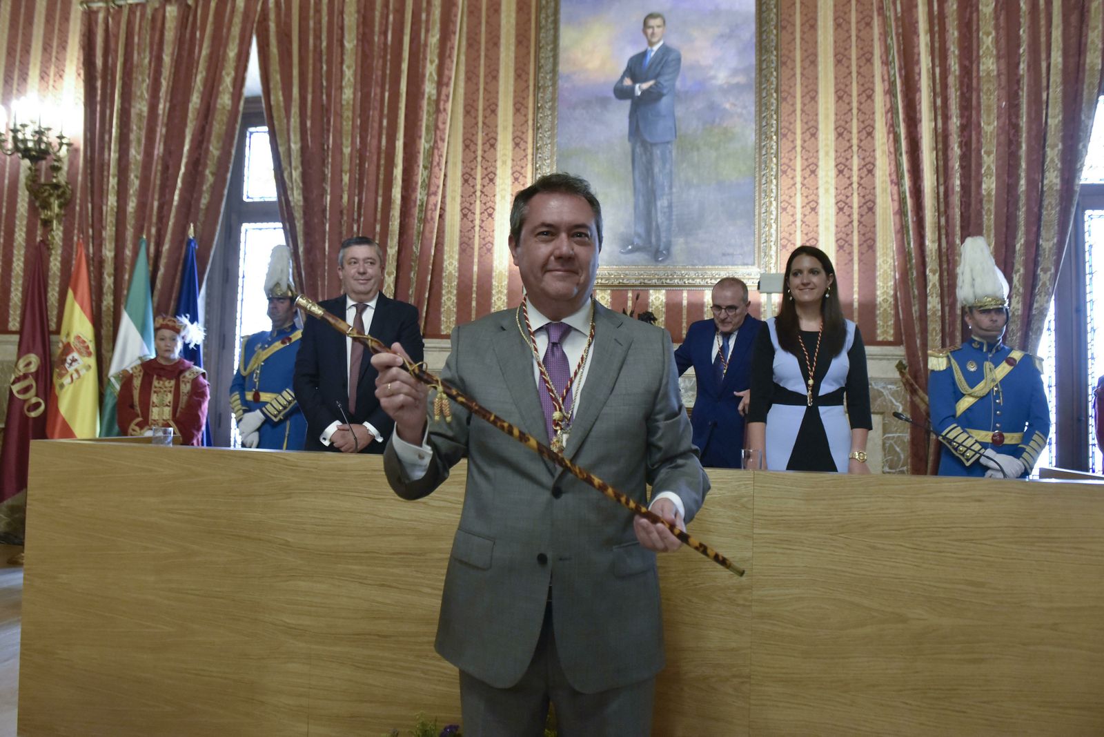 Juan Espadas con el bastón de alcalde