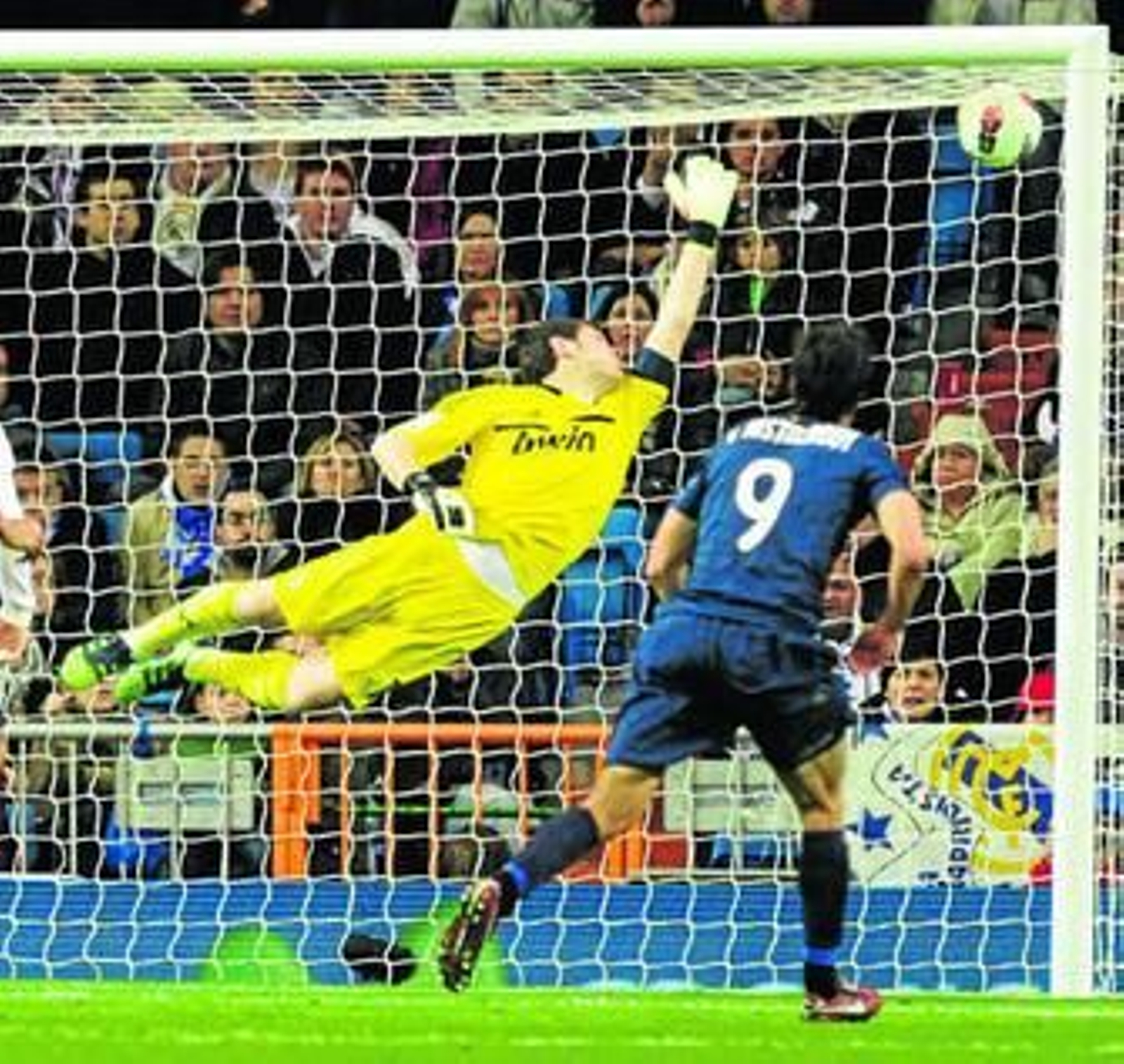 Van Nistelrooy, que volvía al Bernabéu, observa la estirada de Casillas en el tanto de Cazorla.