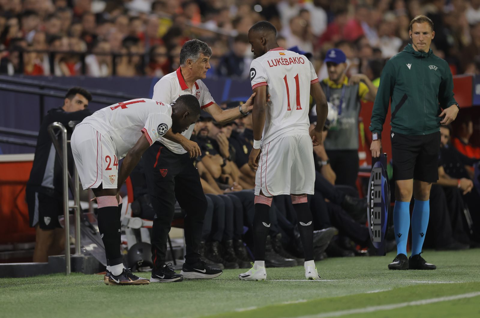 Mendilibar da instrucciones a Lukébakio junto a Soumaré en el Sevilla-Lens.