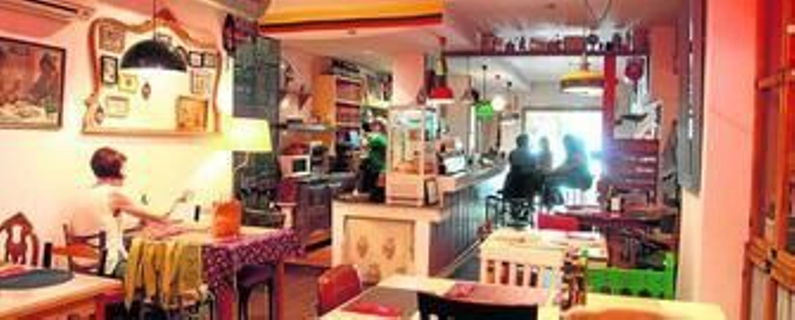 La decoración del local es producto de un trabajo de recolecta de muebles de amigos y familiares.