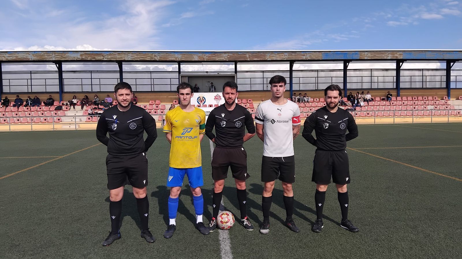 Los capitanes de La Cañada y del Tomares posan con el trío arbitral antes del comienzo del encuentro.