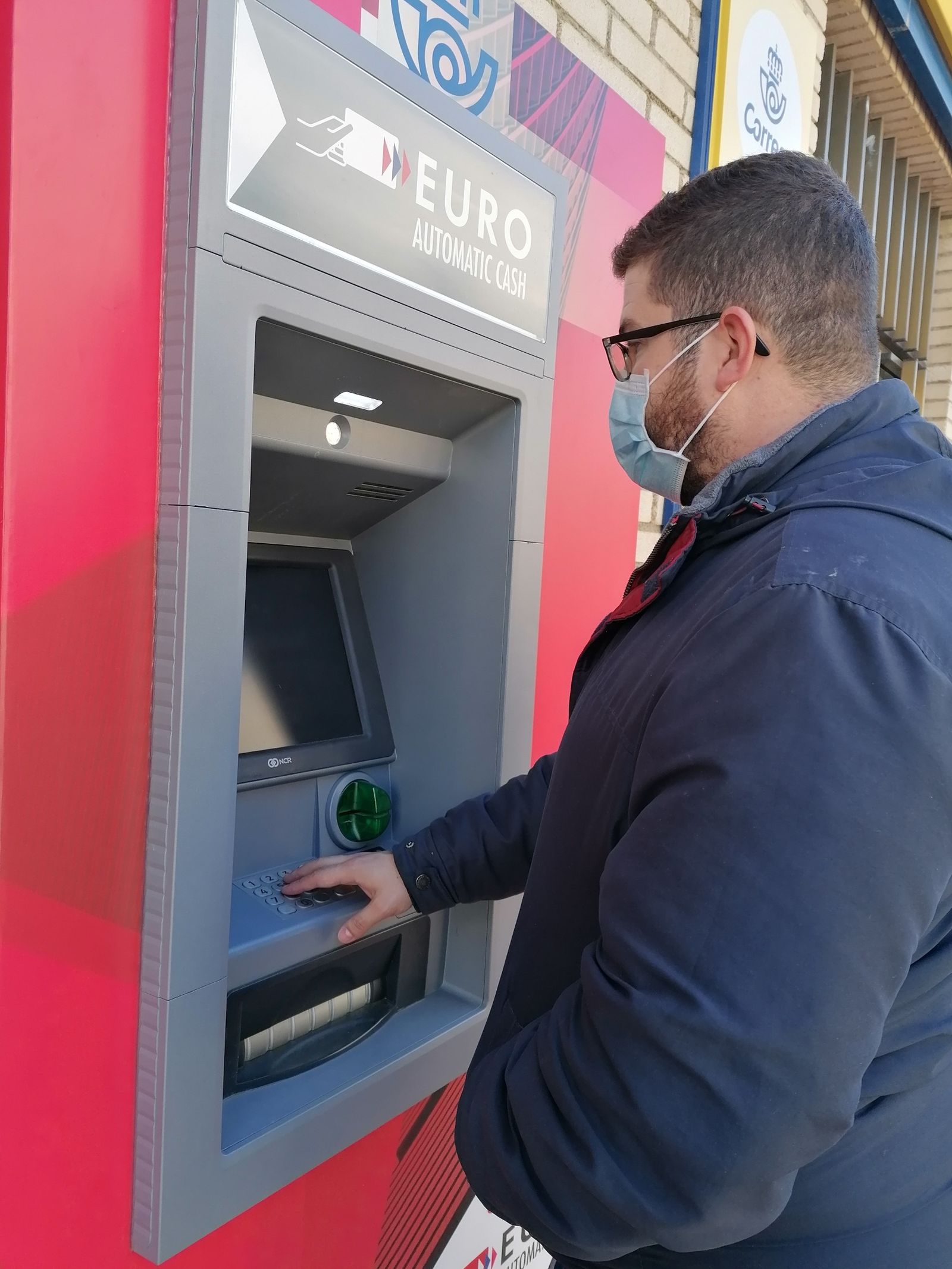 Un cajero en una oficina de Correos.