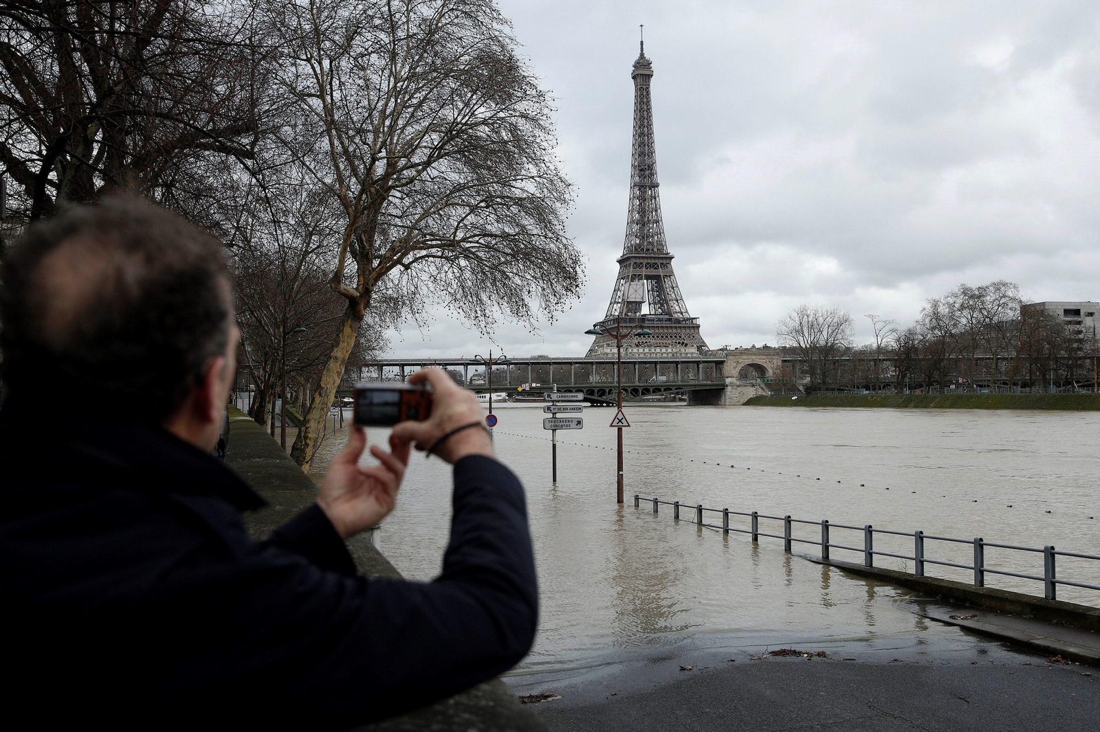 El río Sena se desborda dejando imágenes de París inundada