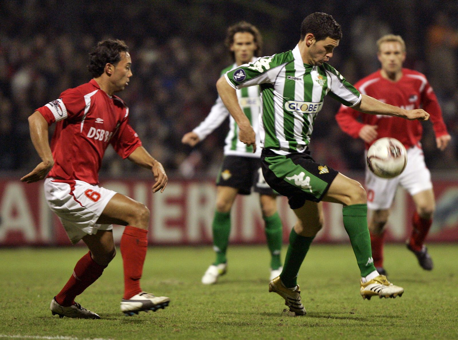 Melli, en un lance del encuentro a domicilio ante el AZ Alkmaar en la temporada 2005-06.