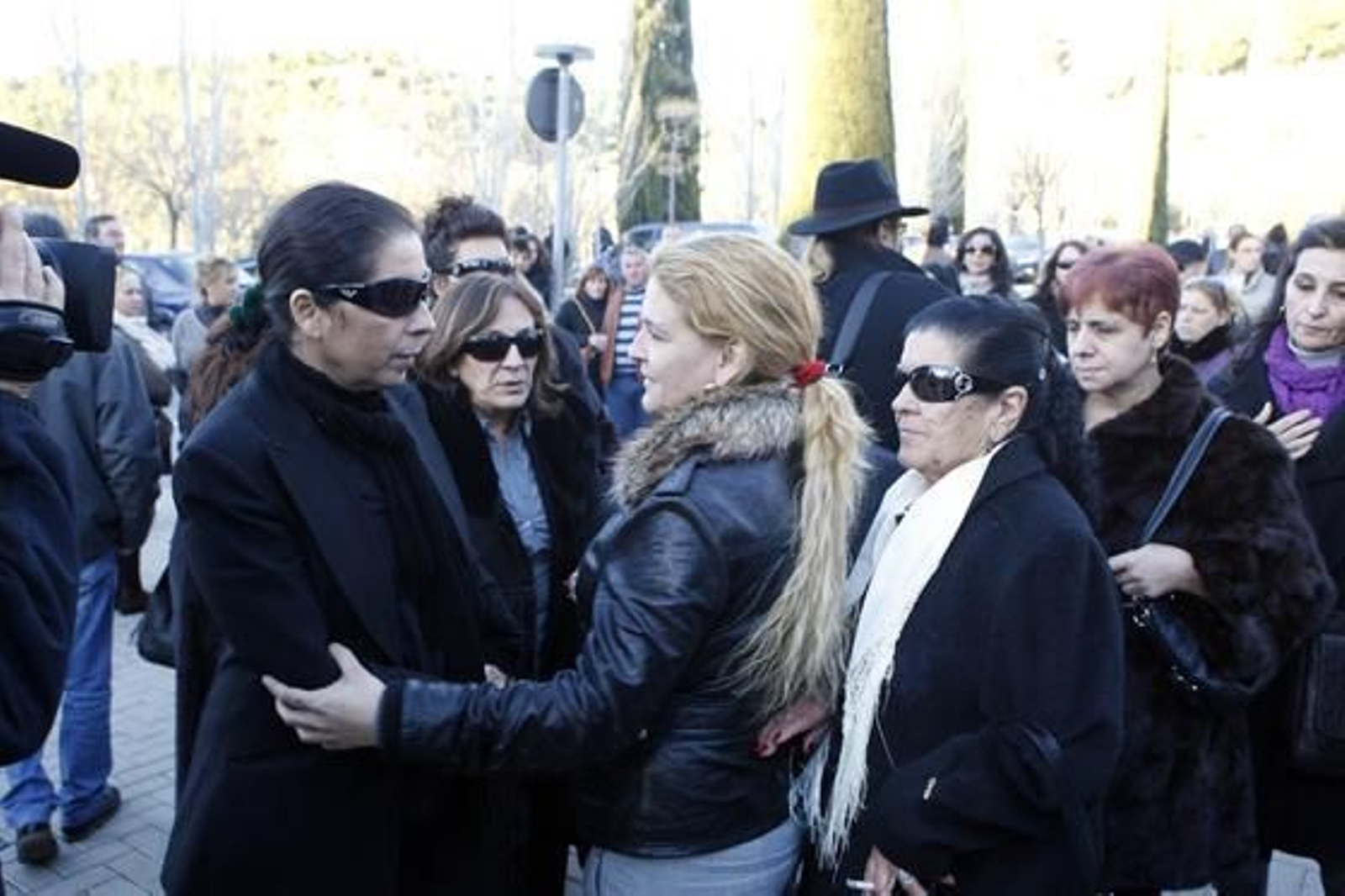 Imágenes de emoción y dolor en el sepelio del cantaor granadino. / Miguel Ángel Molina · EFE · AFP