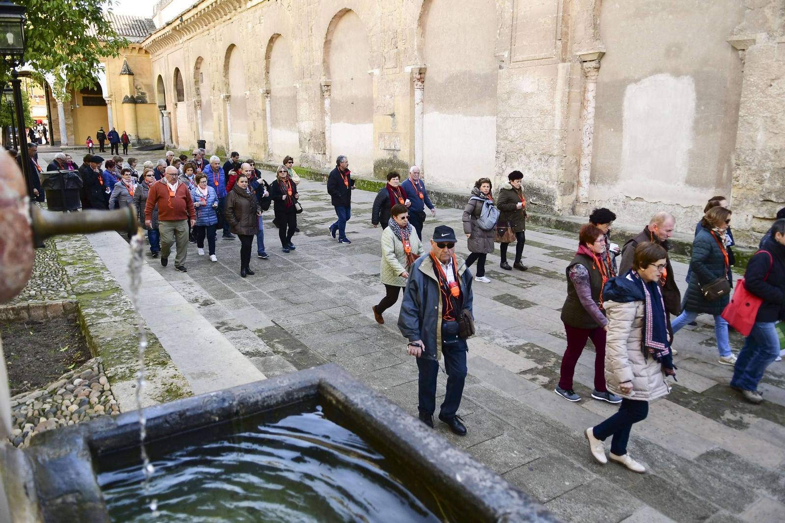 Grupos de turistas caminan por el Patio de los Naranjos de la Mezquita-Catedral.