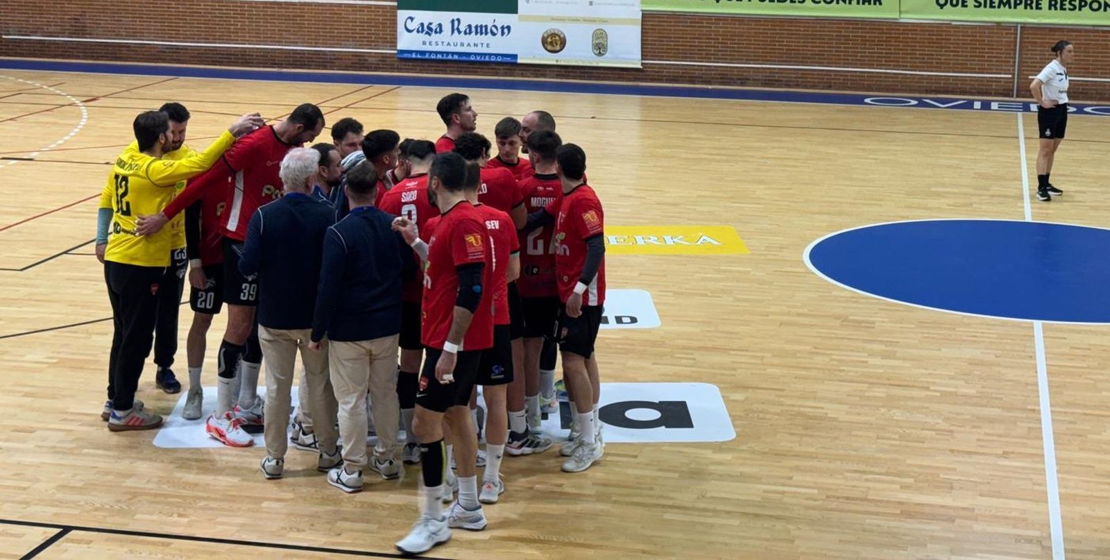 Víctor Montesinos le da instrucciones a los suyos a favor de poco más de un minuto con 26-29.