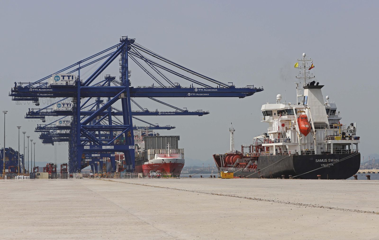 El petrolero 'Samus Swan', junto a la terminal de TTI en Isla Verde Exterior.