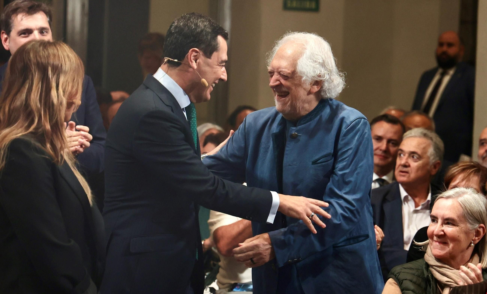 Las fotos de la presentación de libro de Juanma Moreno