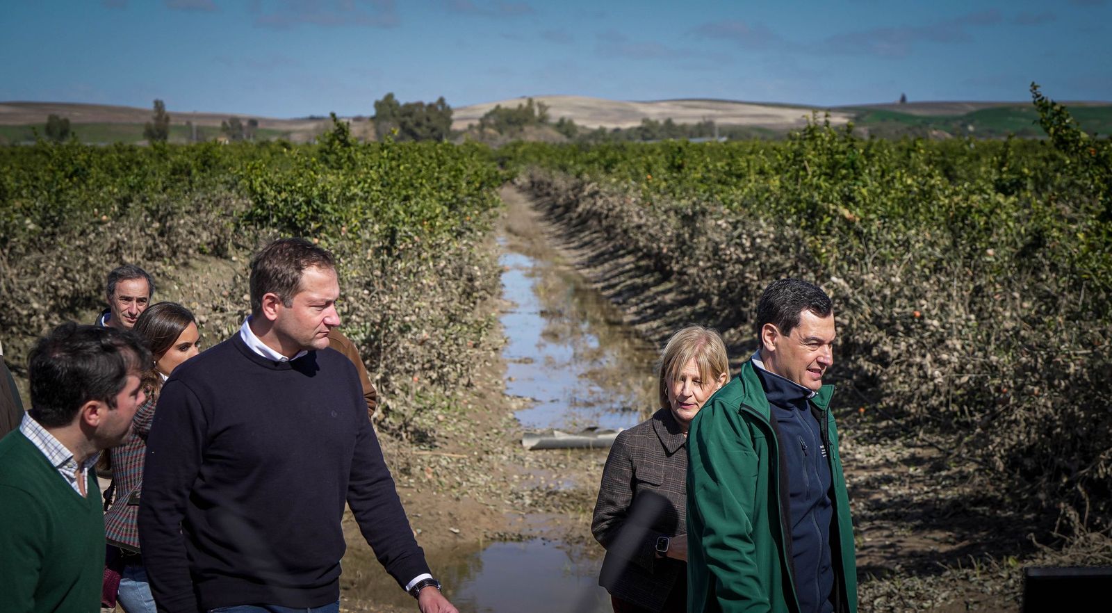 Imágenes de la visita de Juanma Moreno y el comisario europeo de Agricultura a los campos afectados por el temporal en Jerez