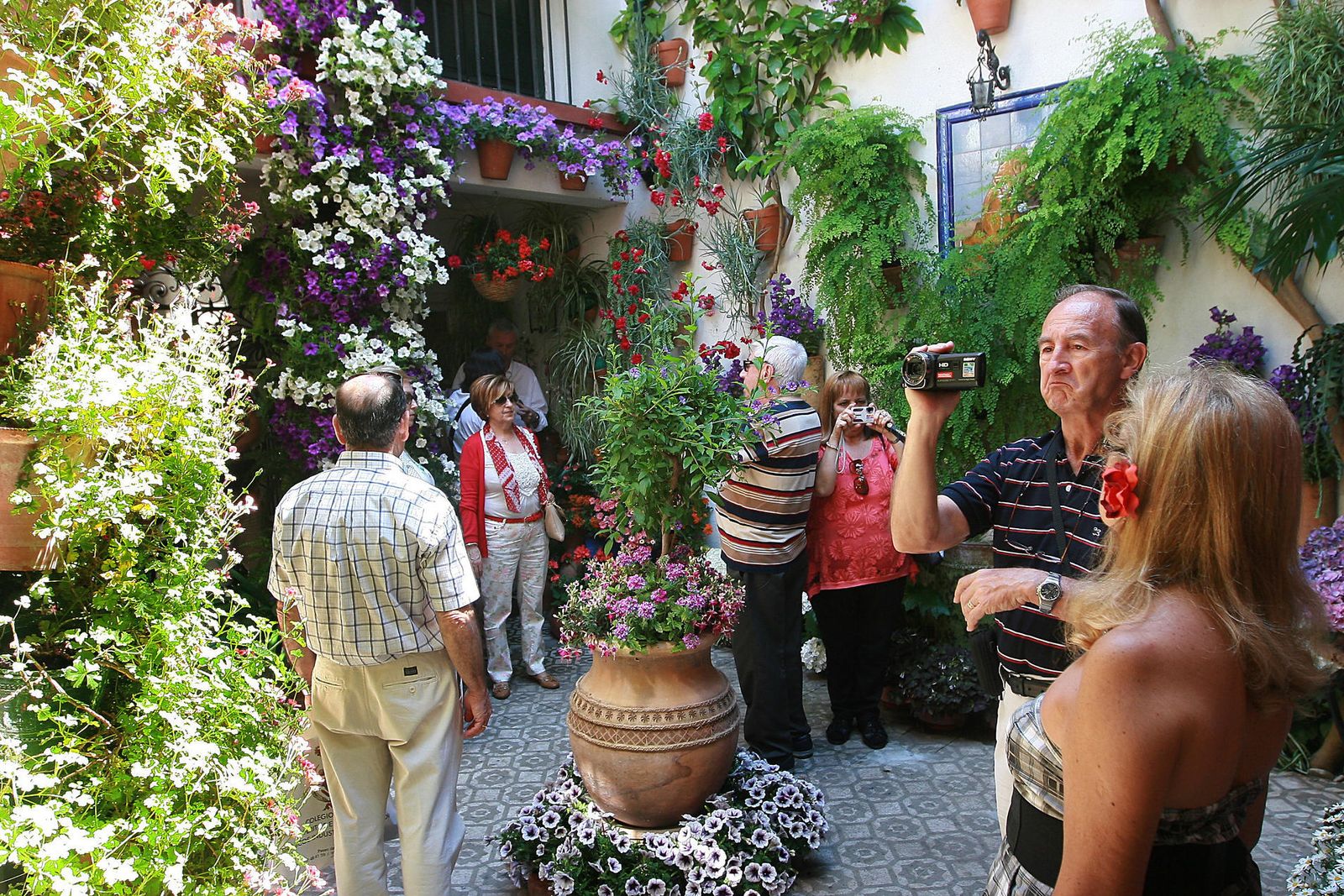 Un grupo de turistas visita uno de los patios del concurso del año pasado.