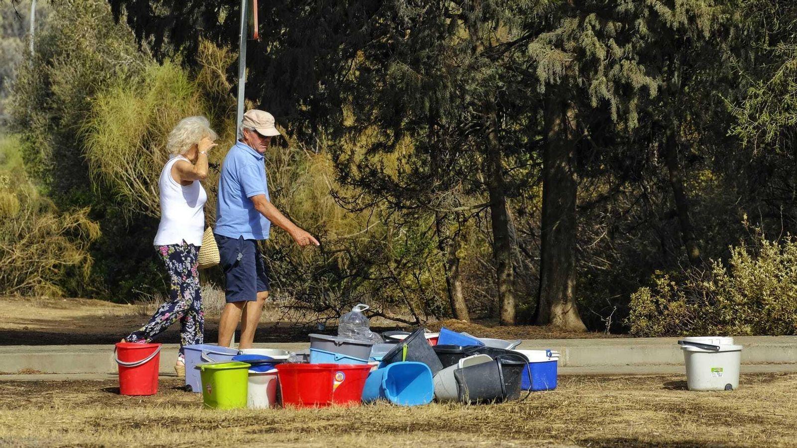 Cubos y palanganas preparados por si hay que volver a usarlos para frenar las llamas.