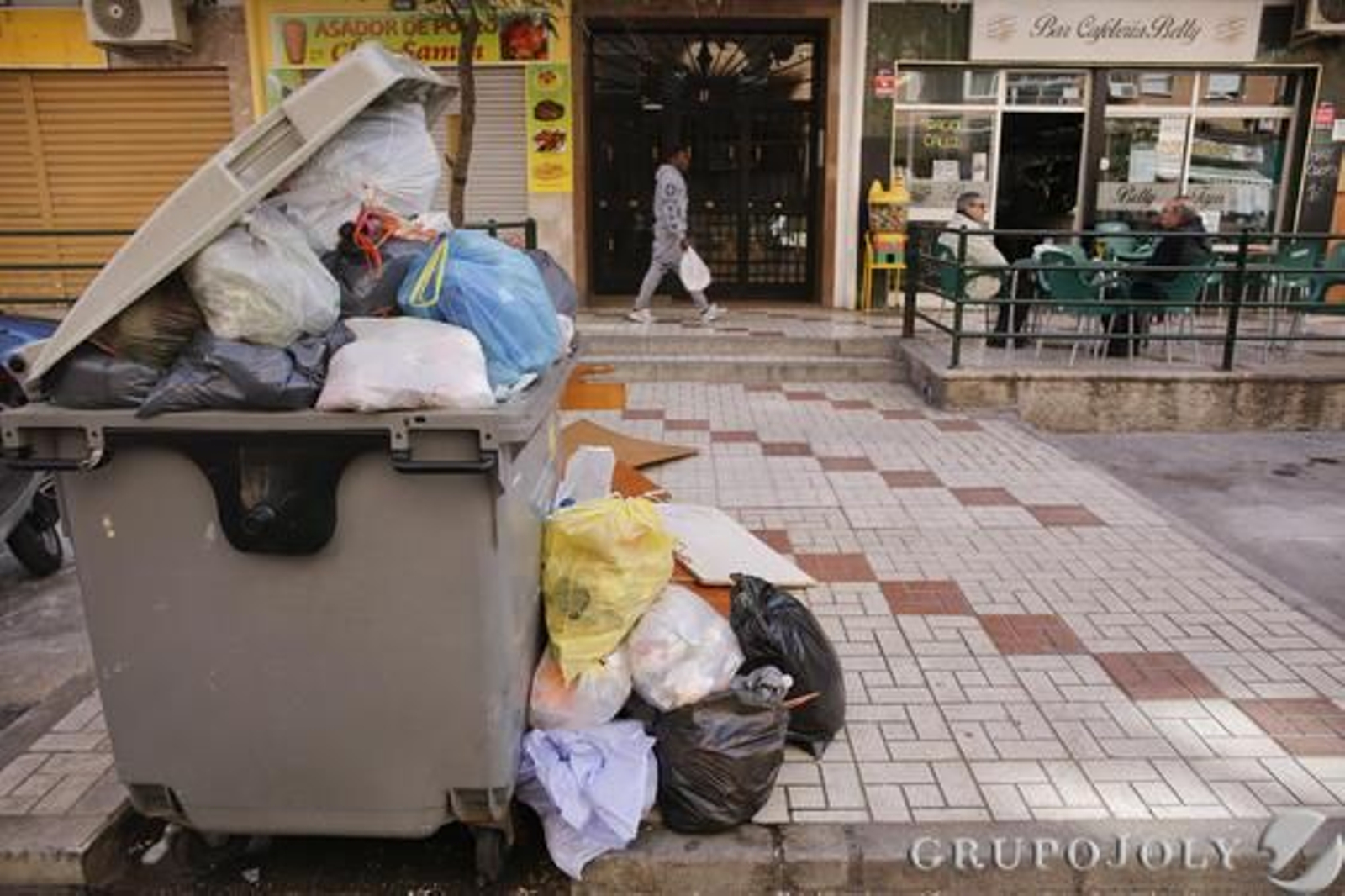 Imágenes de la huelga de basura de Limasa en diferentes distritos