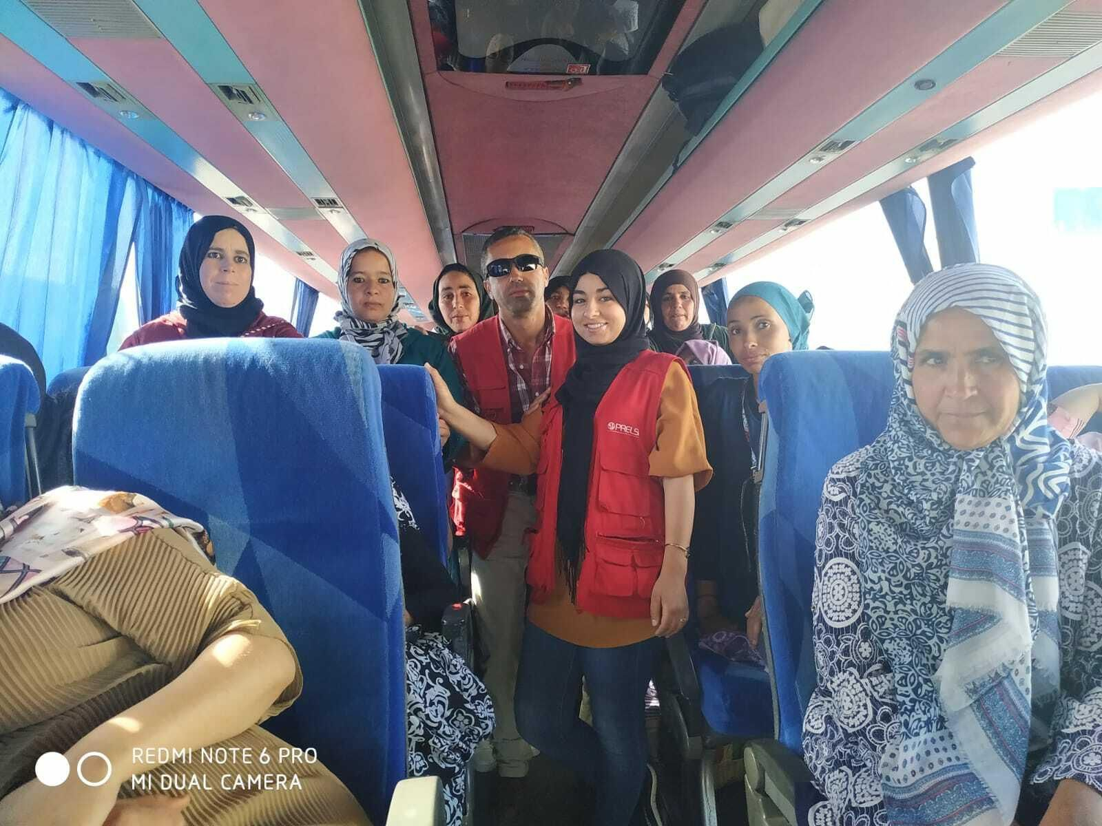 Un consultor acompaña a las trabajadoras marroquíes en su regreso a casa.