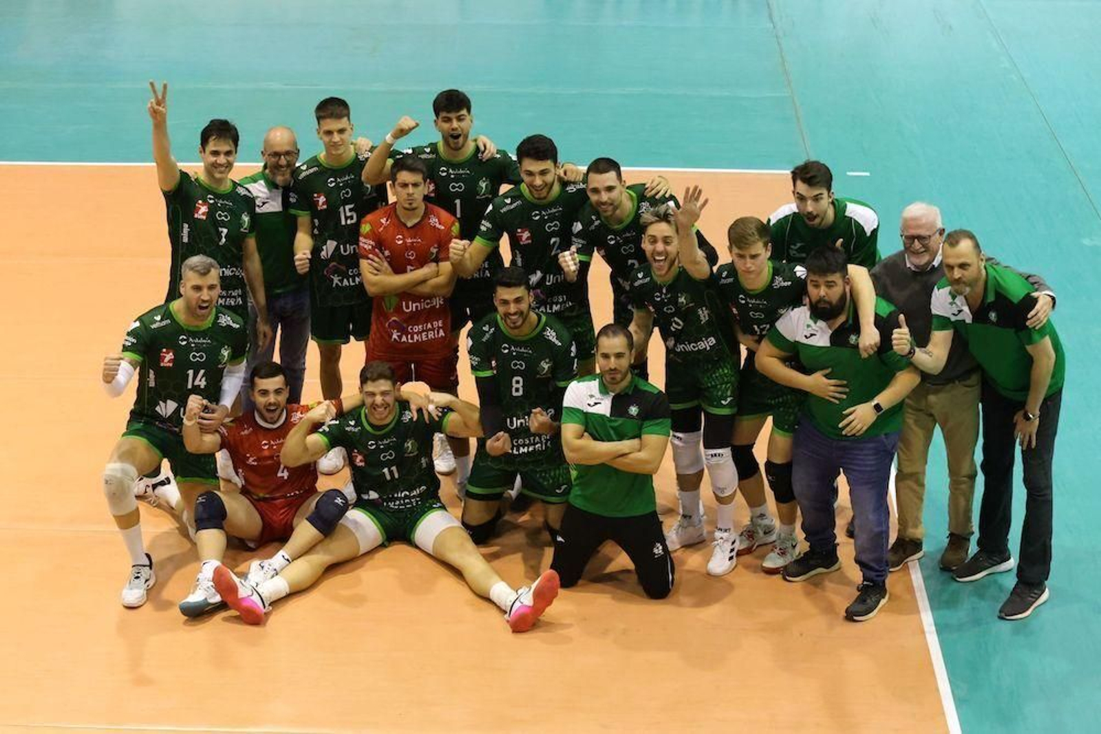 Los ahorradores celebran sobre la pista su triunfo en el Moisés Ruiz frente a los melillenses.