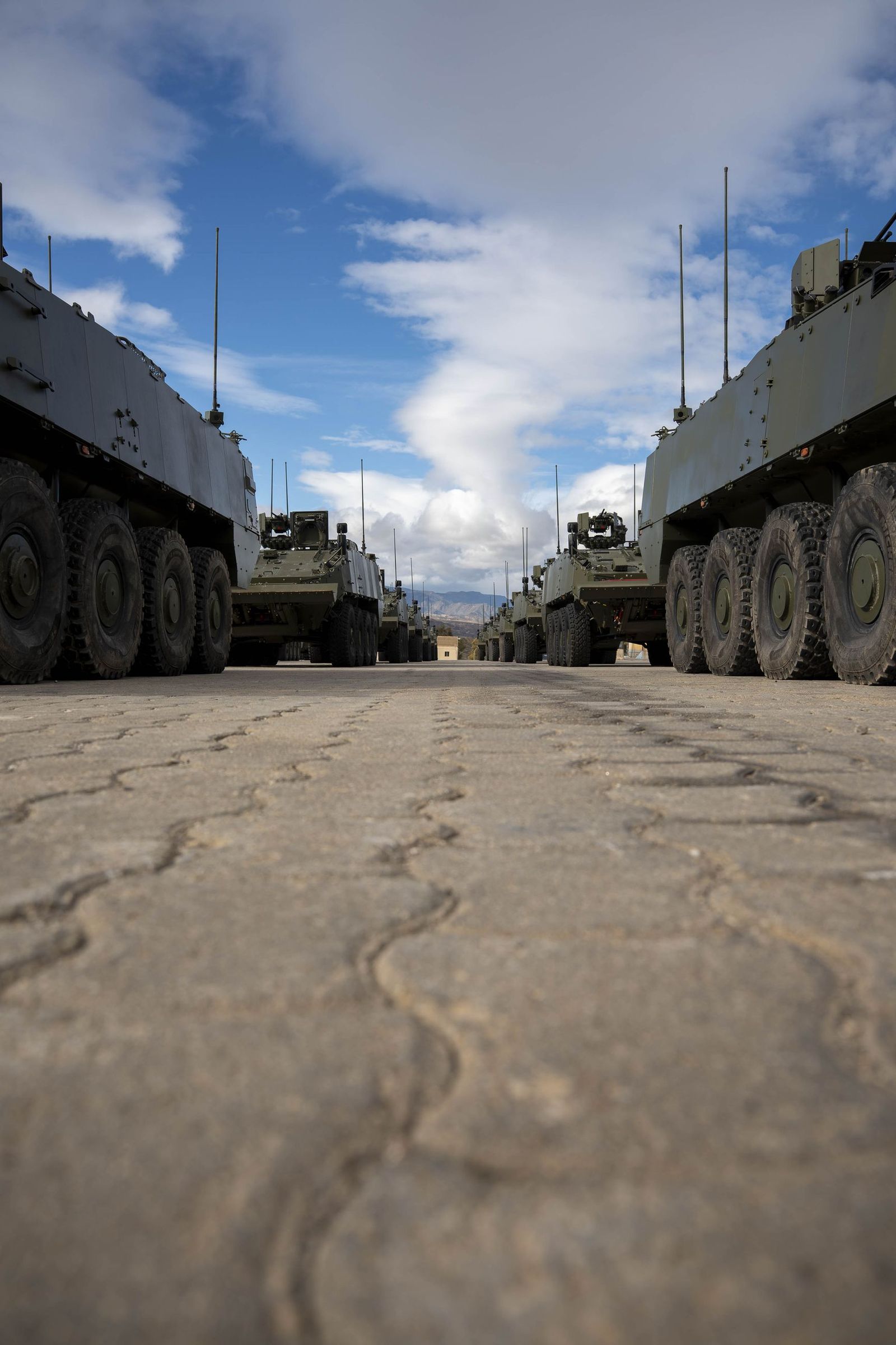 Margarita Robles entrega en Viator los primeros vehículos 8x8 ‘Dragón’ al Ejército de Tierra