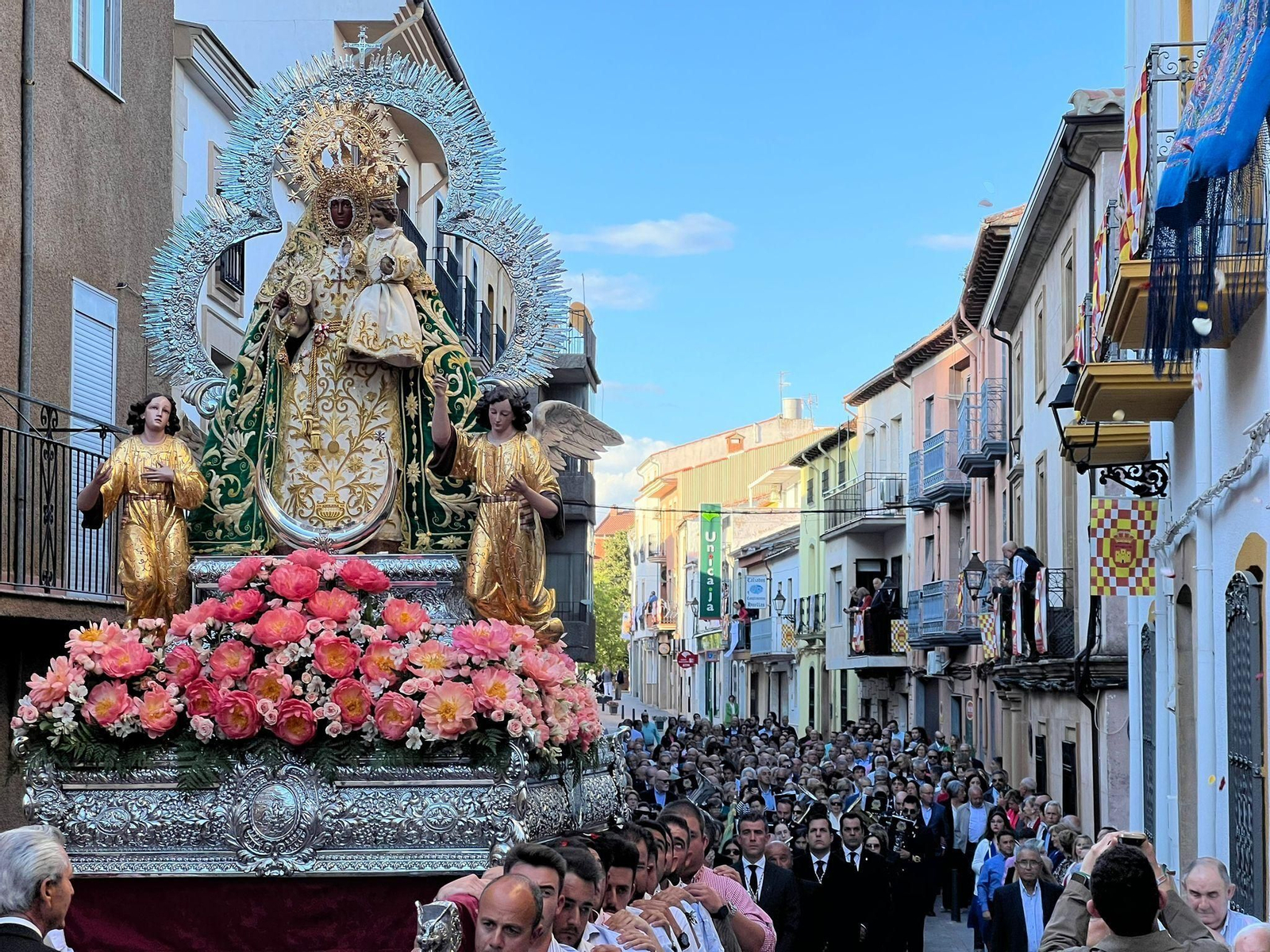 En imágenes: La patrona de Santisteban procesiona y renueva su mayordomía otro Pascuamayo