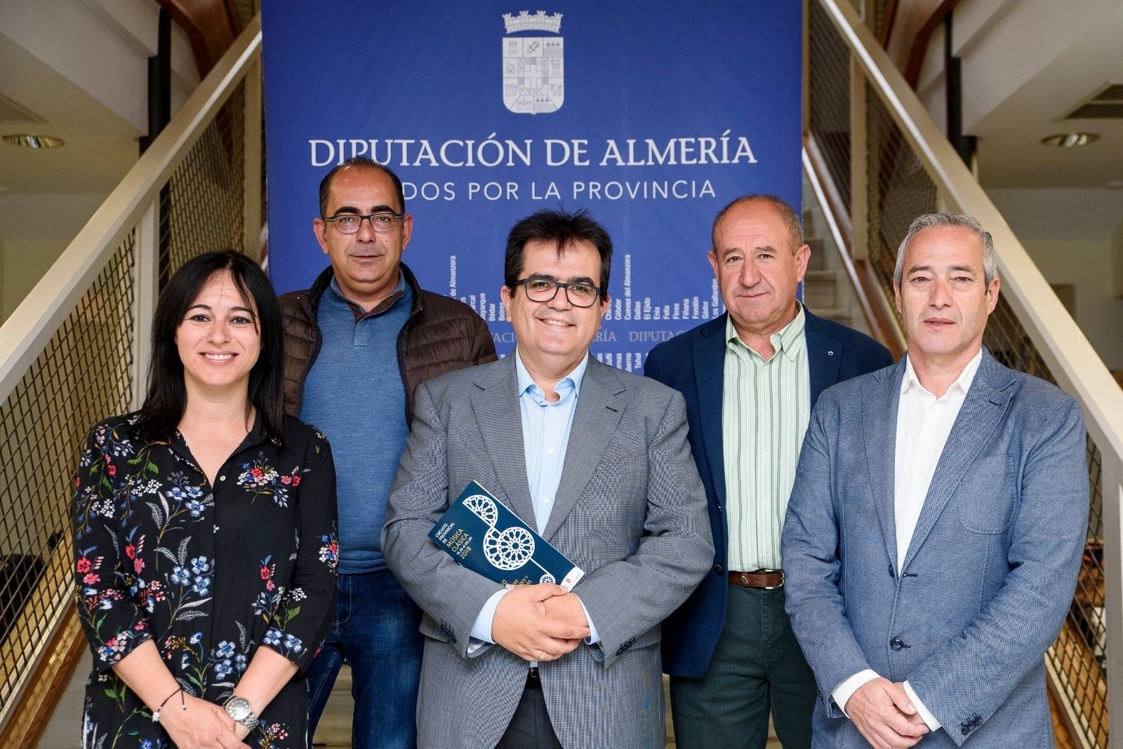 El diputado de Cultura, Antonio Jesús Rodríguez con alcaldes y concejales de los municipios por donde pasara el ciclo de música clásica.