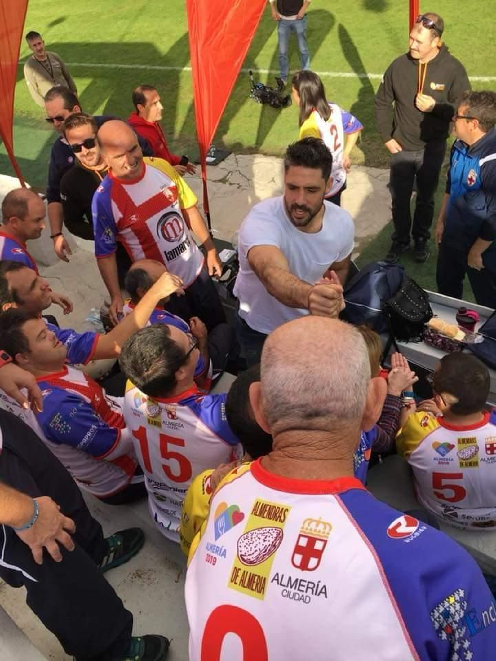 Saludando a los jugadores de España.