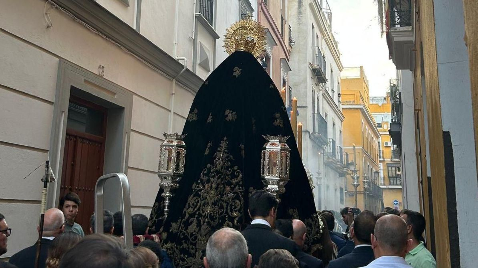 Nuestra Señora de los Dolores, el sábado por la calle Alfaqueque.