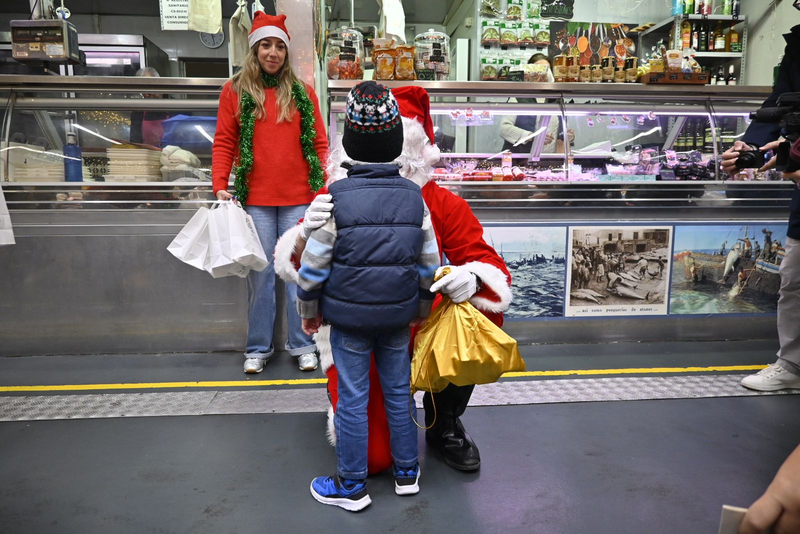 Papá Noel visita el mercado de El Carmen de Huelva, en imágenes