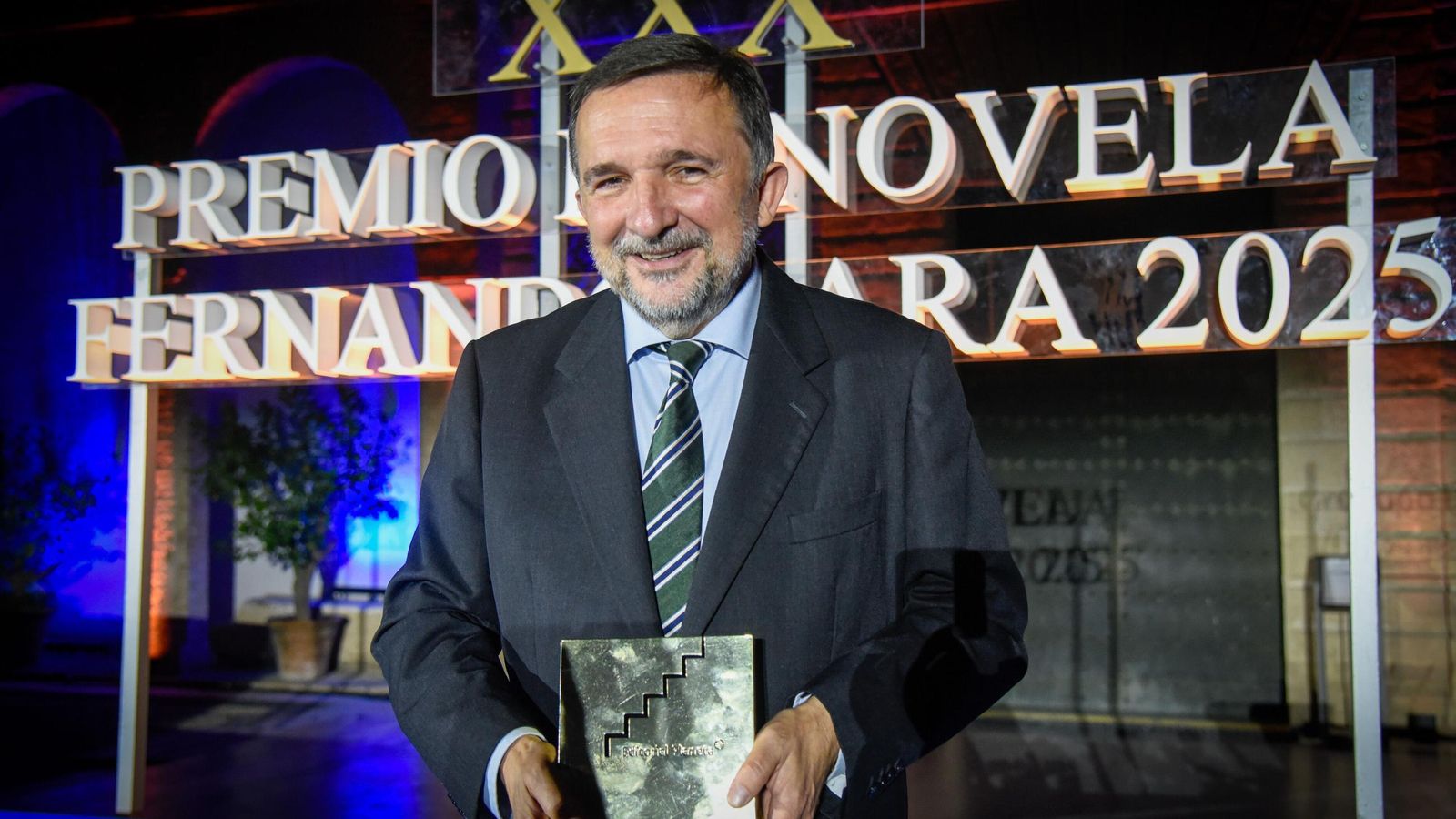 El autor, el pasado mayo en el Alcázar de Sevilla, donde recibió el Premio Fernando Lara de Novela.