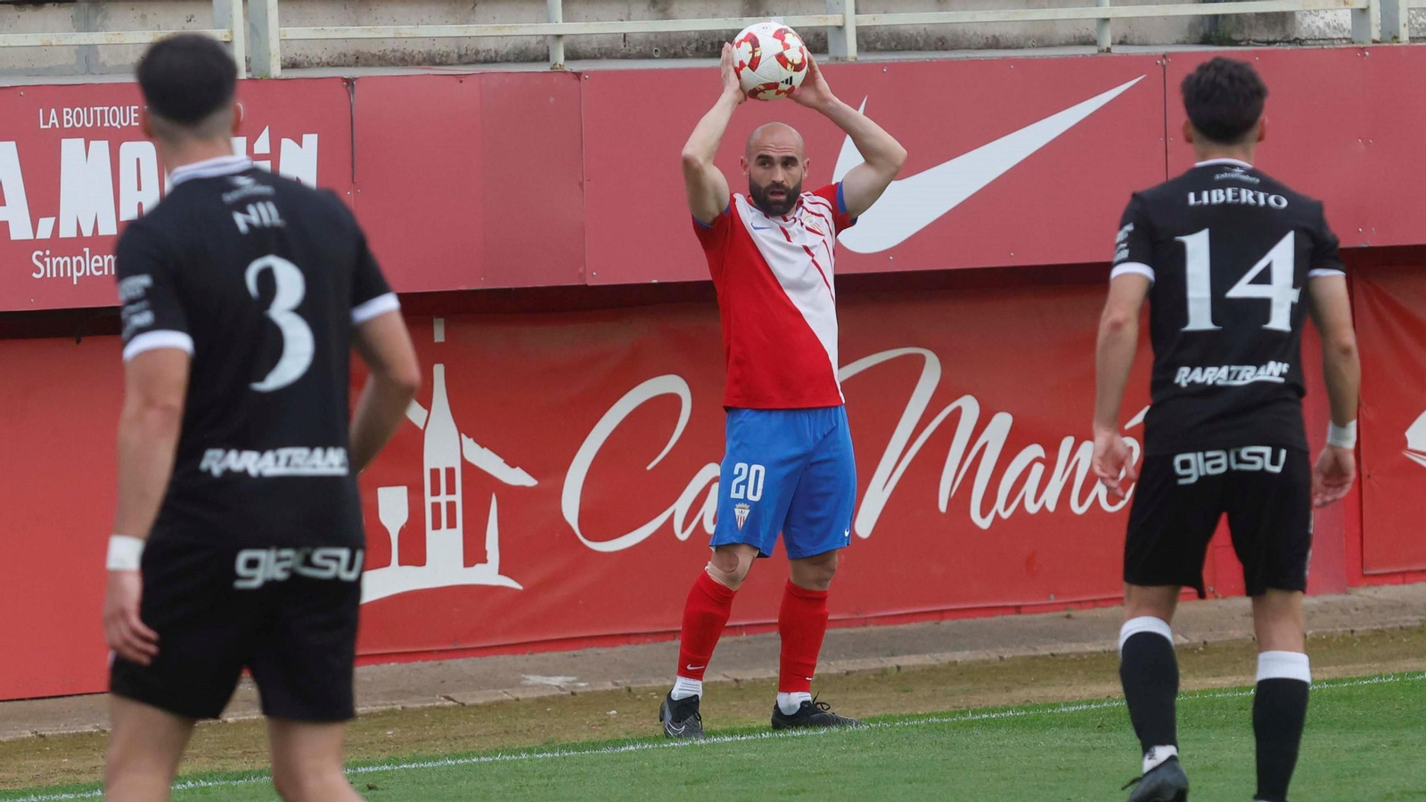 Paris Adot saca de banda en el pasado partido ante el Mérida.