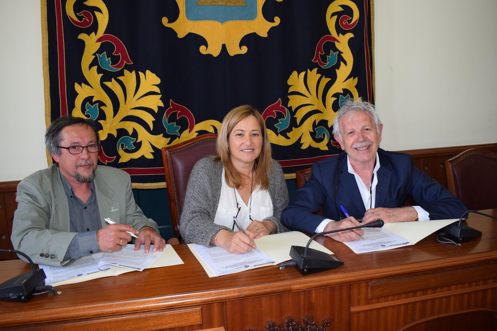 La alcaldesa de Níjar, Esperanza Pérez, en el momento de la firma.