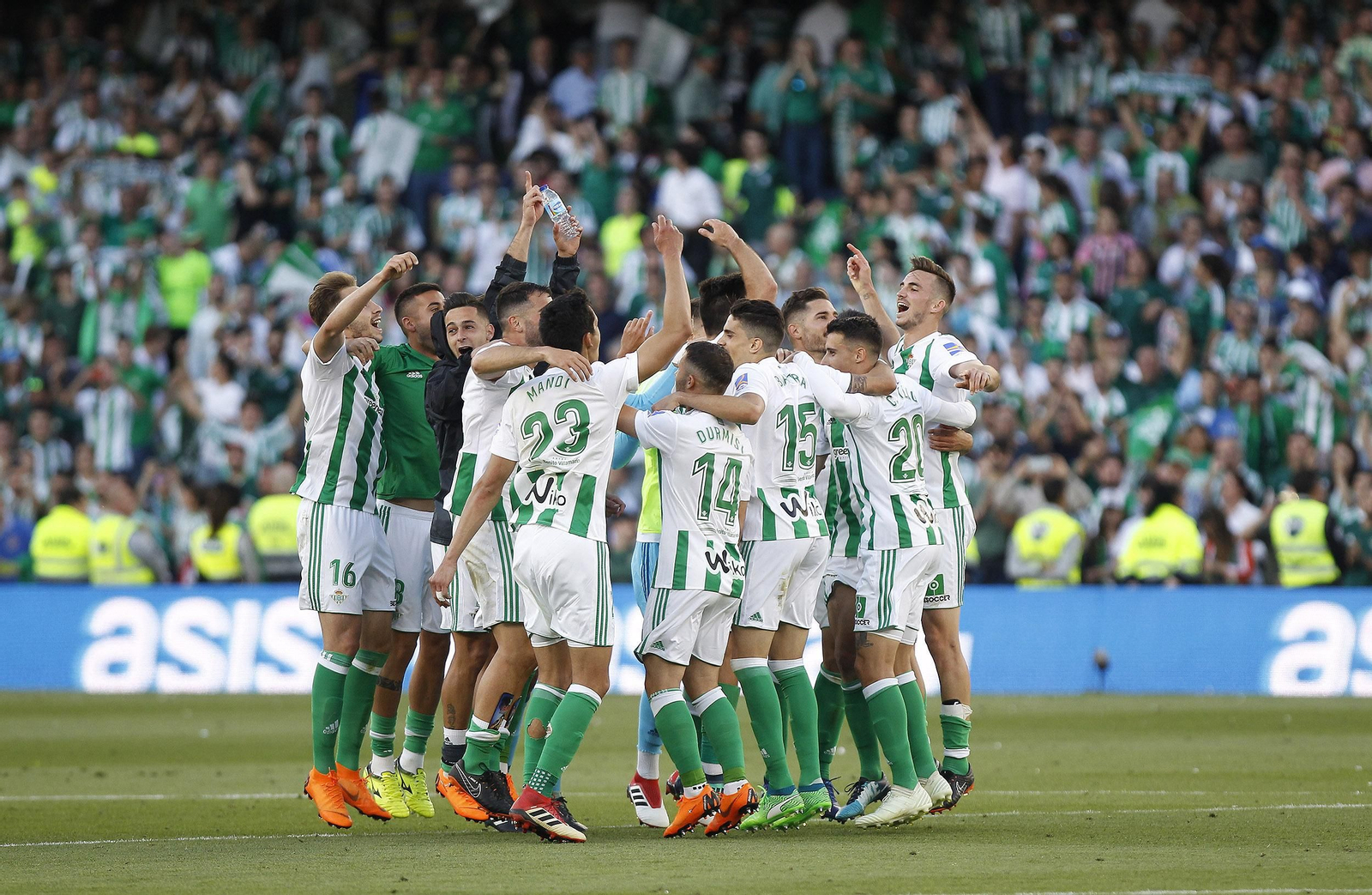 Los jugadores béticos, de celebración tras el partido.