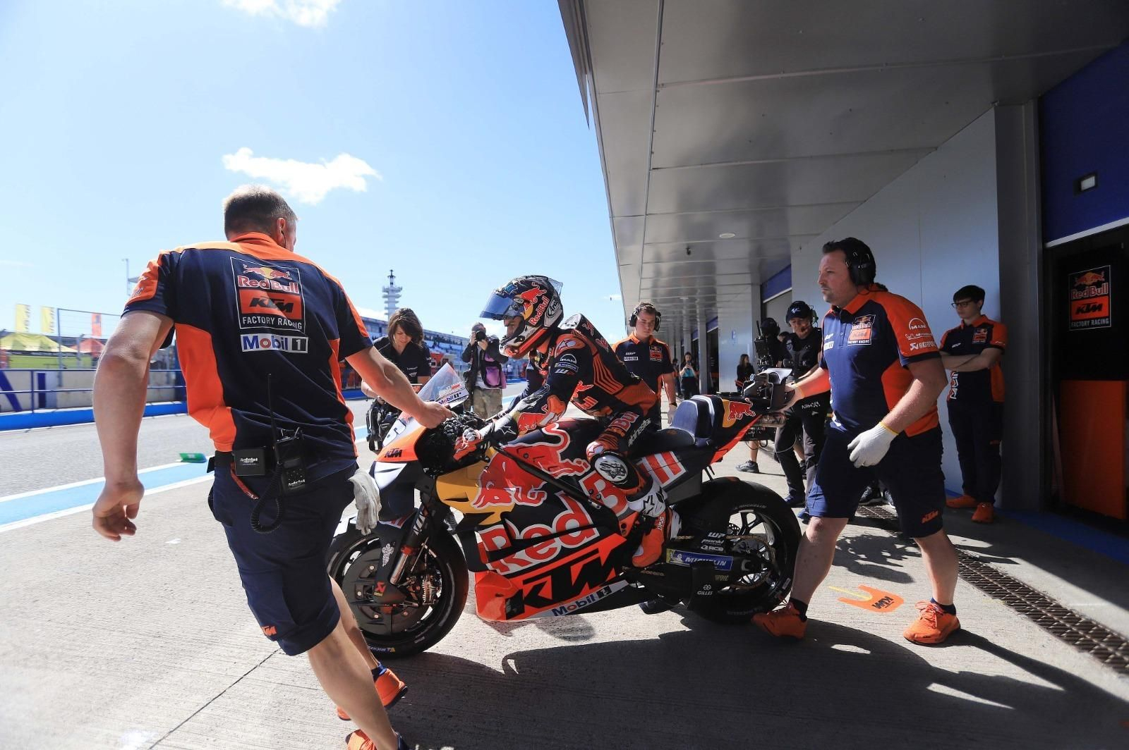 Pedrosa sube al podio por sanción a Fabio Quartararo