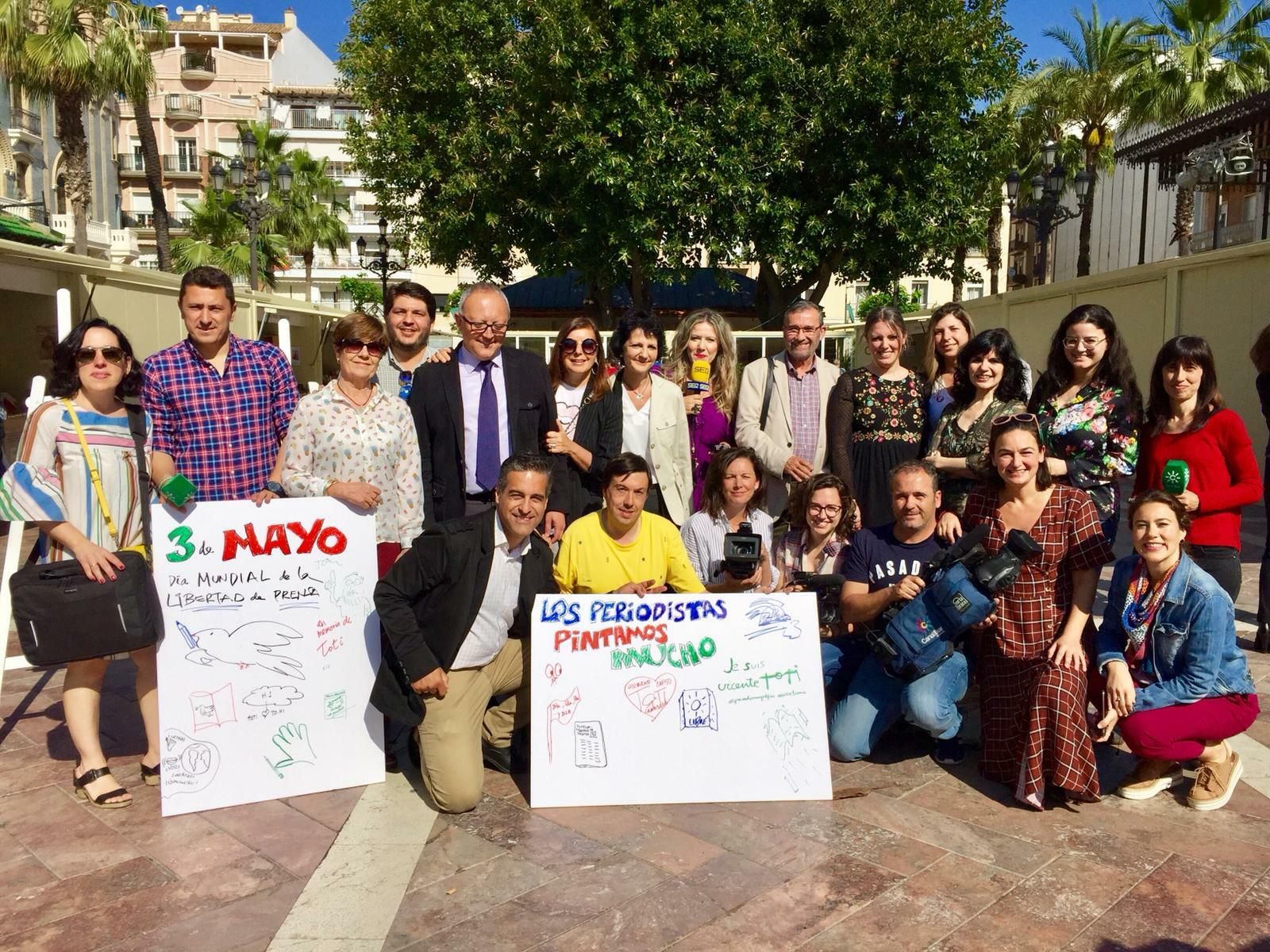 Familiares de Toti con representantes de la prensa onubense, ayer en la plaza de Las Monjas.