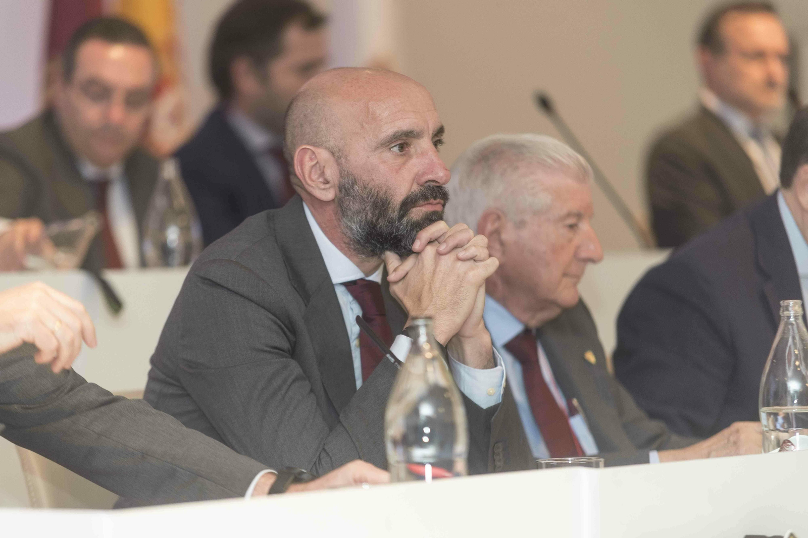 Monchi, pensativo, en un momento de la Junta.