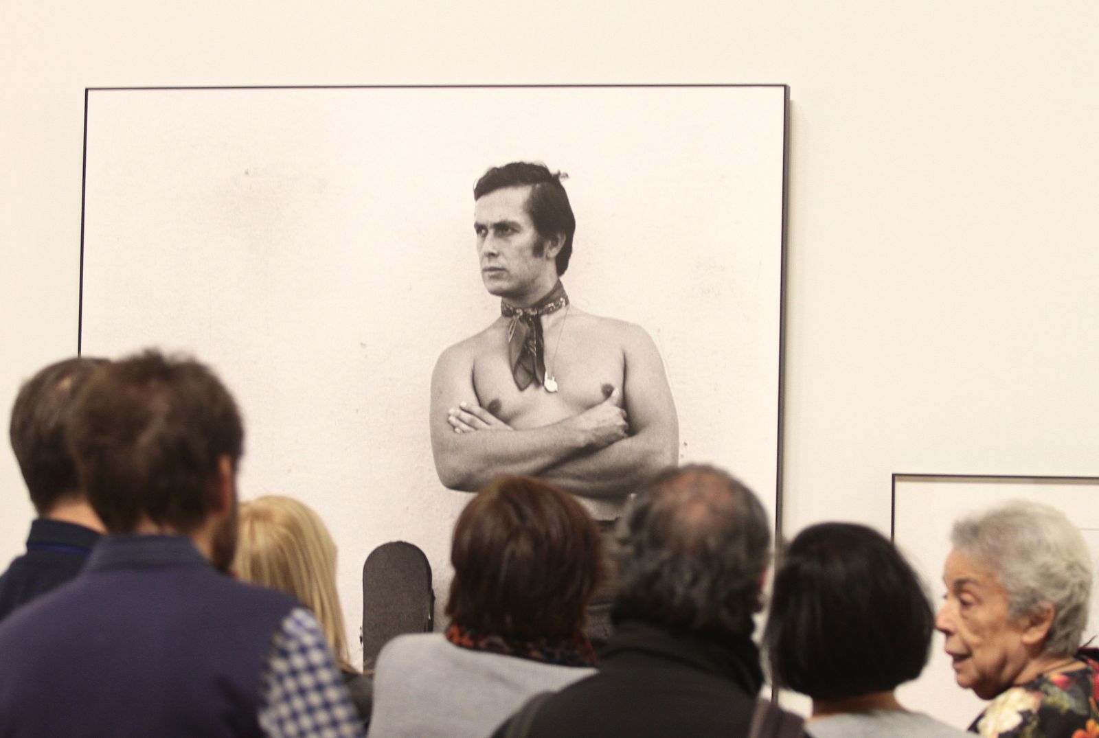 Una de las fotografías más magnéticas de la exposición, un descamisado y joven Paco de Lucía retratado por la fotógrafa barcelonesa.