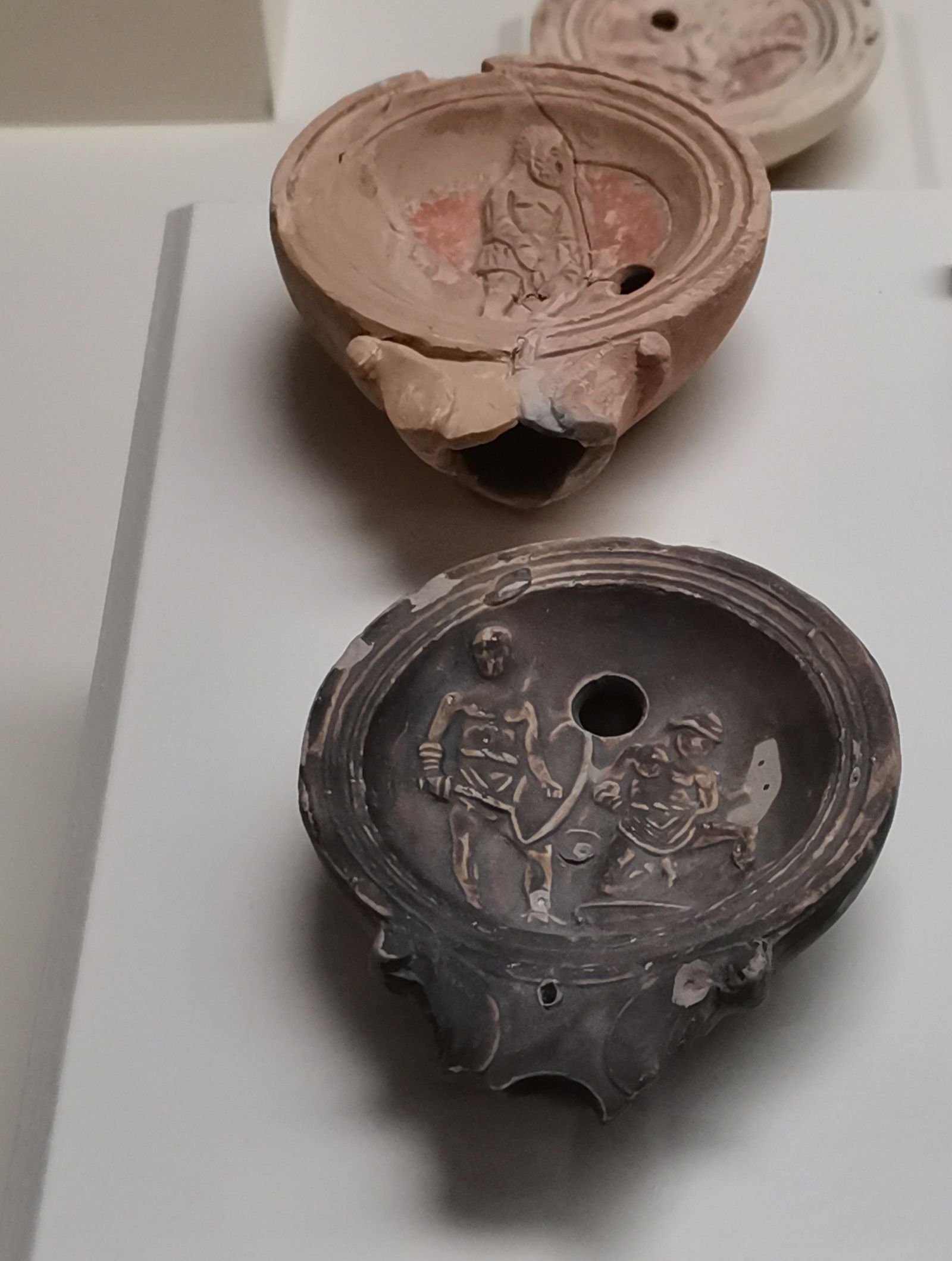 Lucernas decoradas con motivos gladiatorios