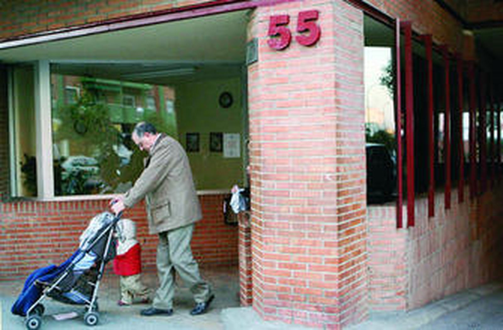La entrada al bloque número 55 de la calle Arroyo, poco después del incendio.