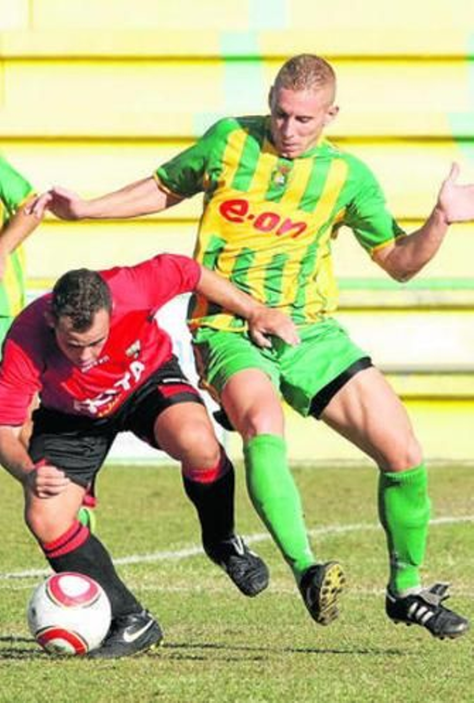 Domingo pugna con un jugador de la Roteña.