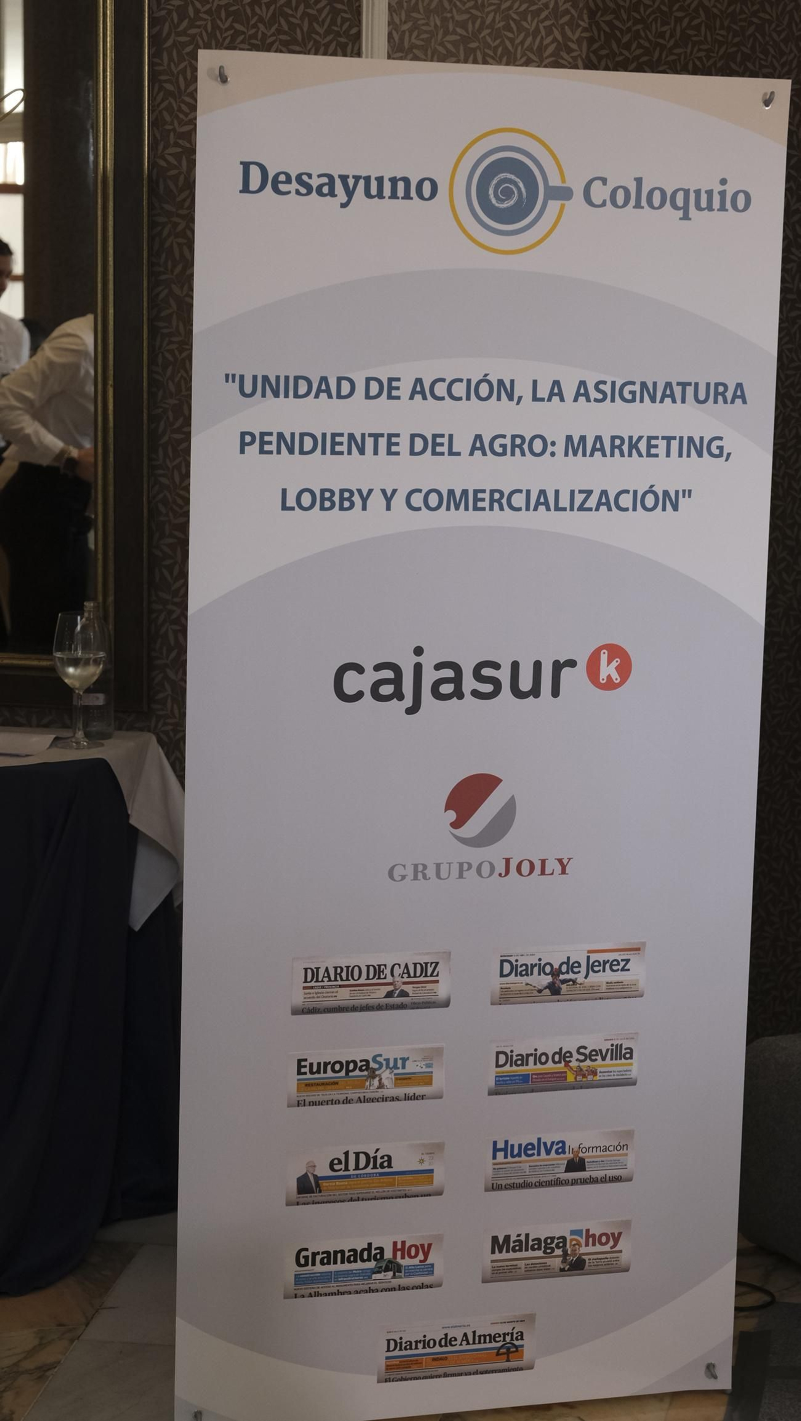 Desayuno coloquio de Grupo Joly y Cajasur, con la participación del ponente Enrique de los Ríos