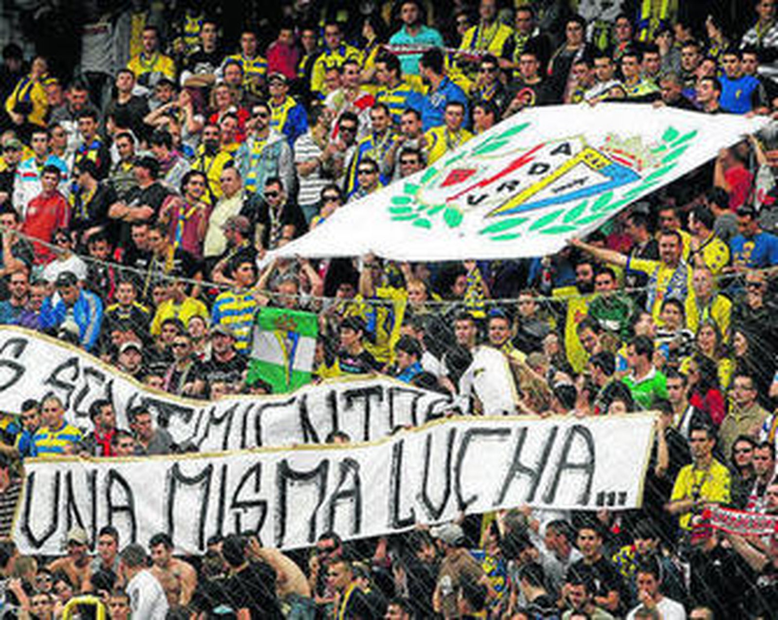 Seguidores cadistas y rayistas, juntos viendo un partido entre ambos equipos.