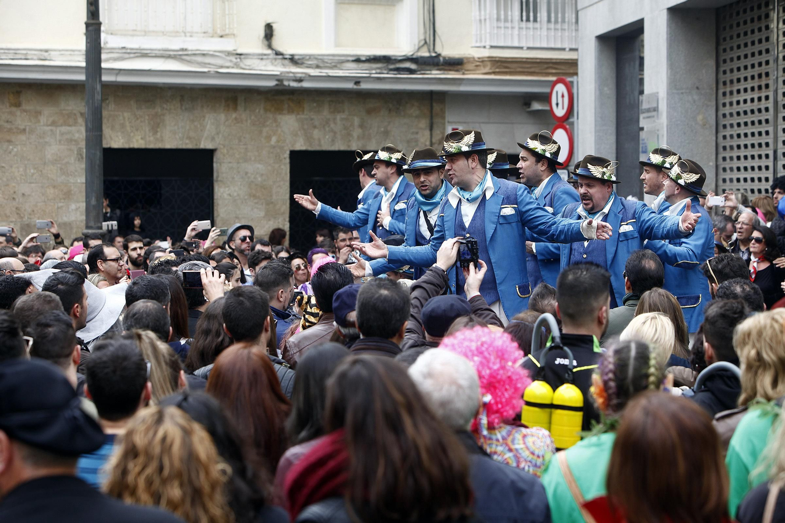 La comparsa de Tino Tovar 'El ángel de Cádiz' cantando en la plaza de El Palillero el pasado Carnaval.