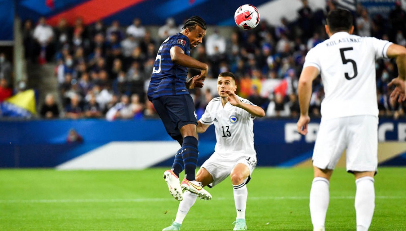 Koundé despeja un balón ante un delantero bosnio.