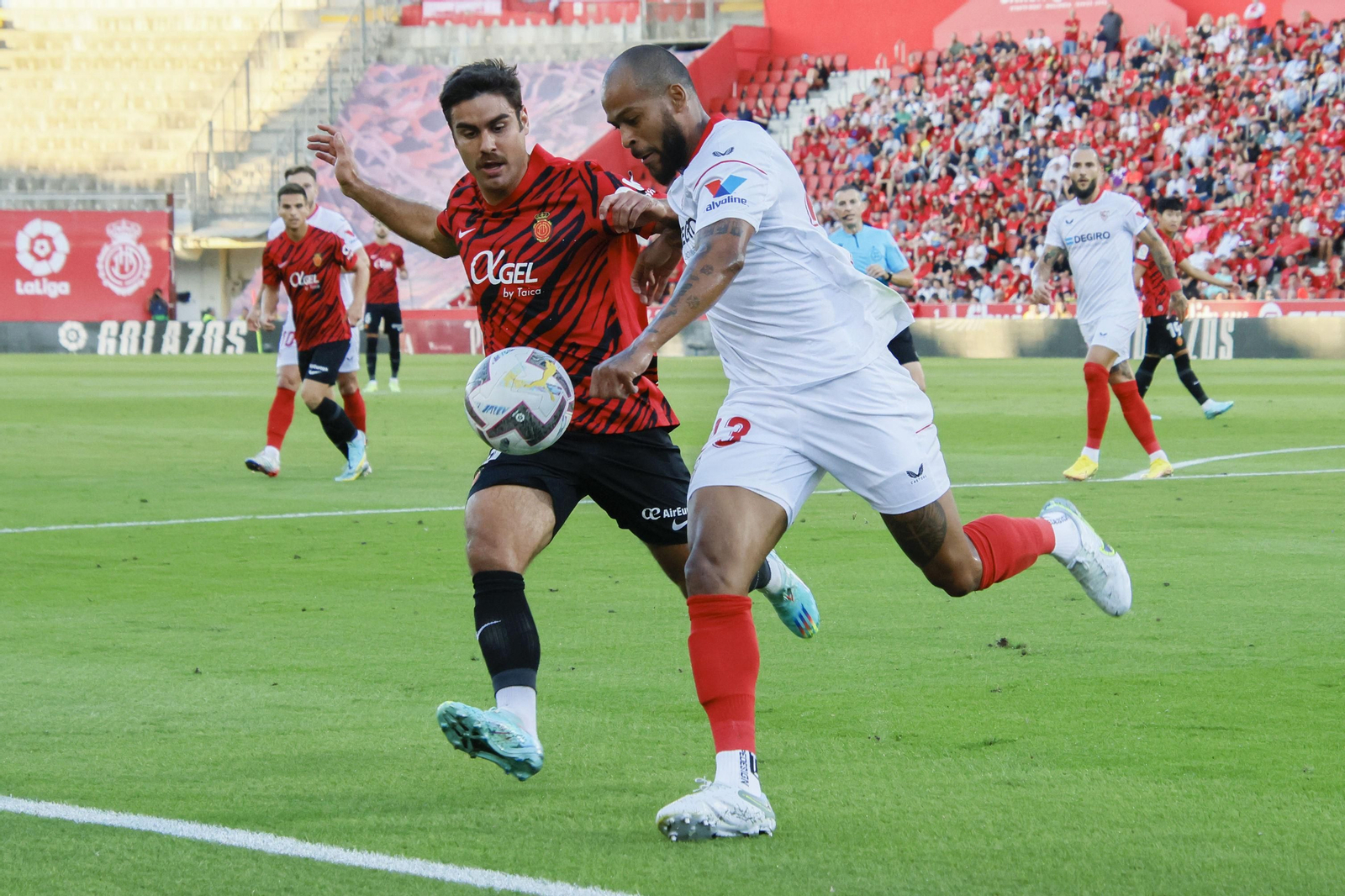 Marcao recibe el acoso de Abdón Prats.