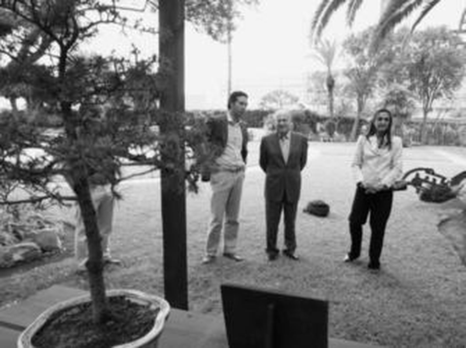 Juan Pérez de Haro, en el centro de la imagen, en la inauguración de la exposición, ayer.