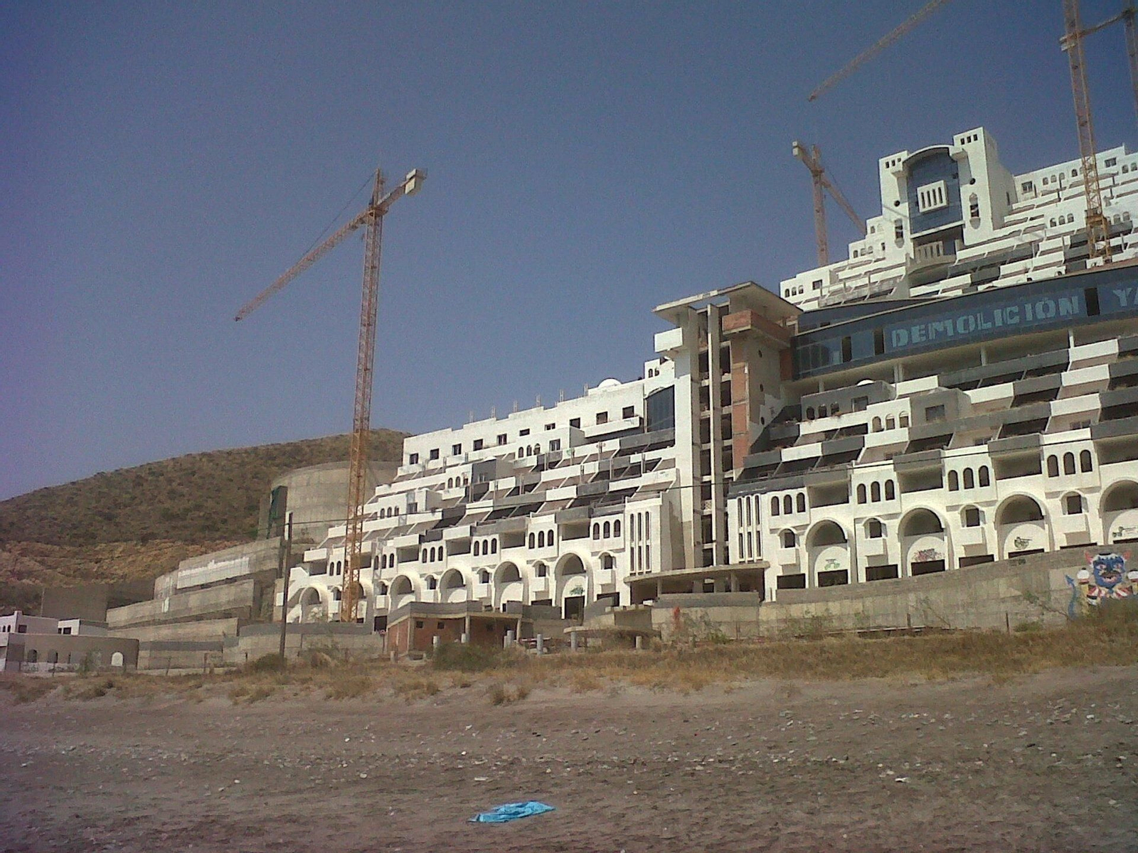 Hotel El Algarrobico en Carboneras. Hotel El Algarrobico en Carboneras.