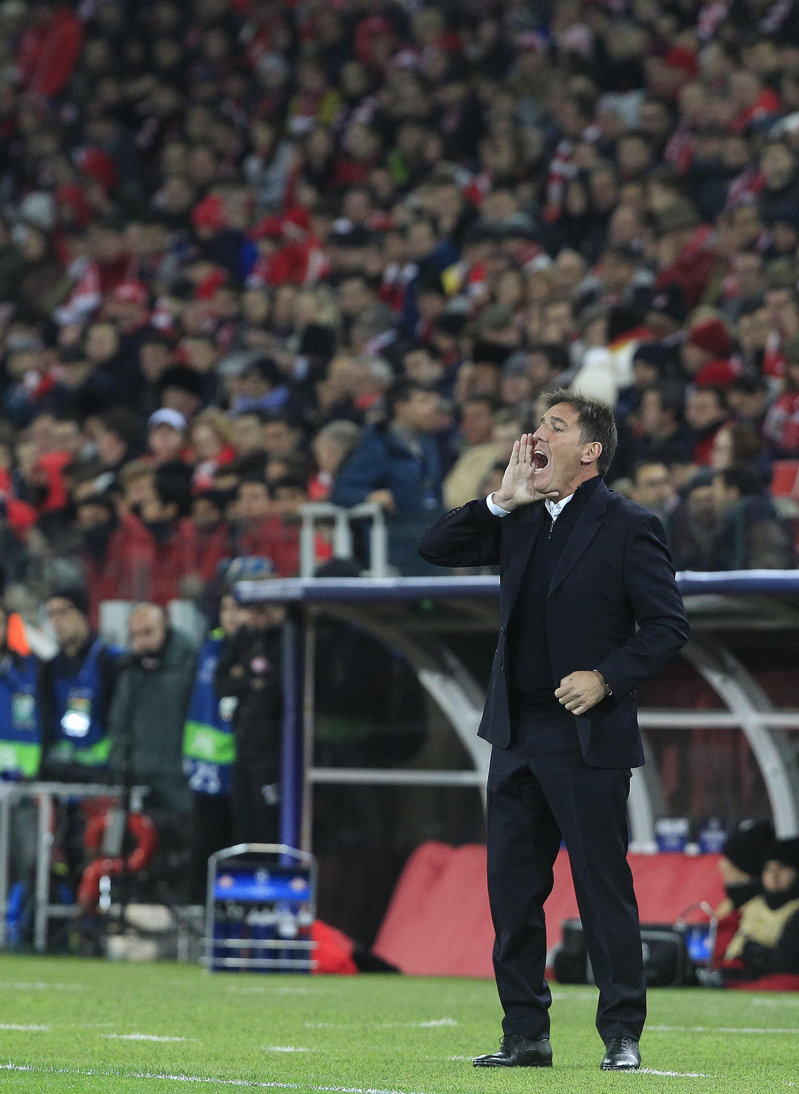 Eduardo Berizzo se desgañita en la zona técnica del Otkrytie Arena.