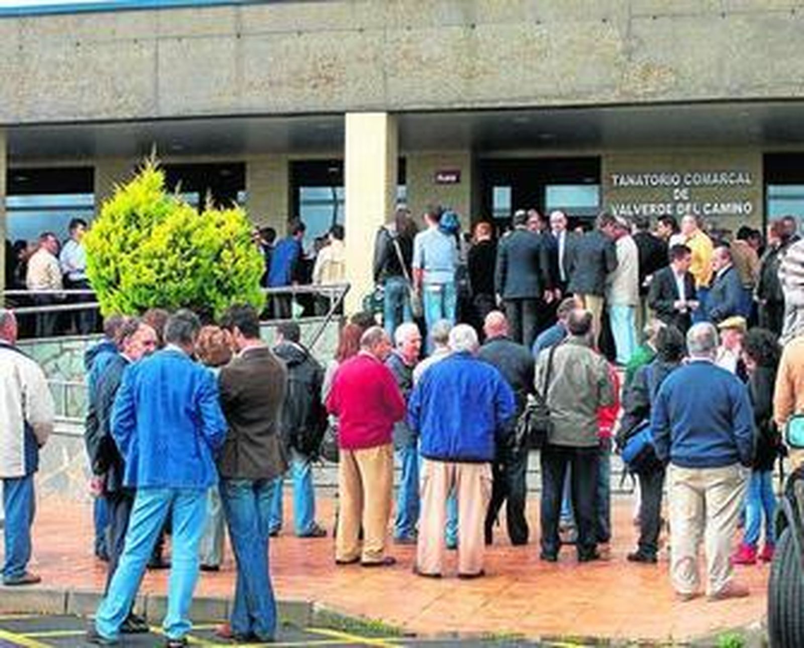 Aspecto general del tanatorio valverdeño donde se dieron cita rostros muy conocidos del mundo de la Fiesta. Sobre estas líneas, Espartaco, Simón Casas y José Antonio Campuzano.